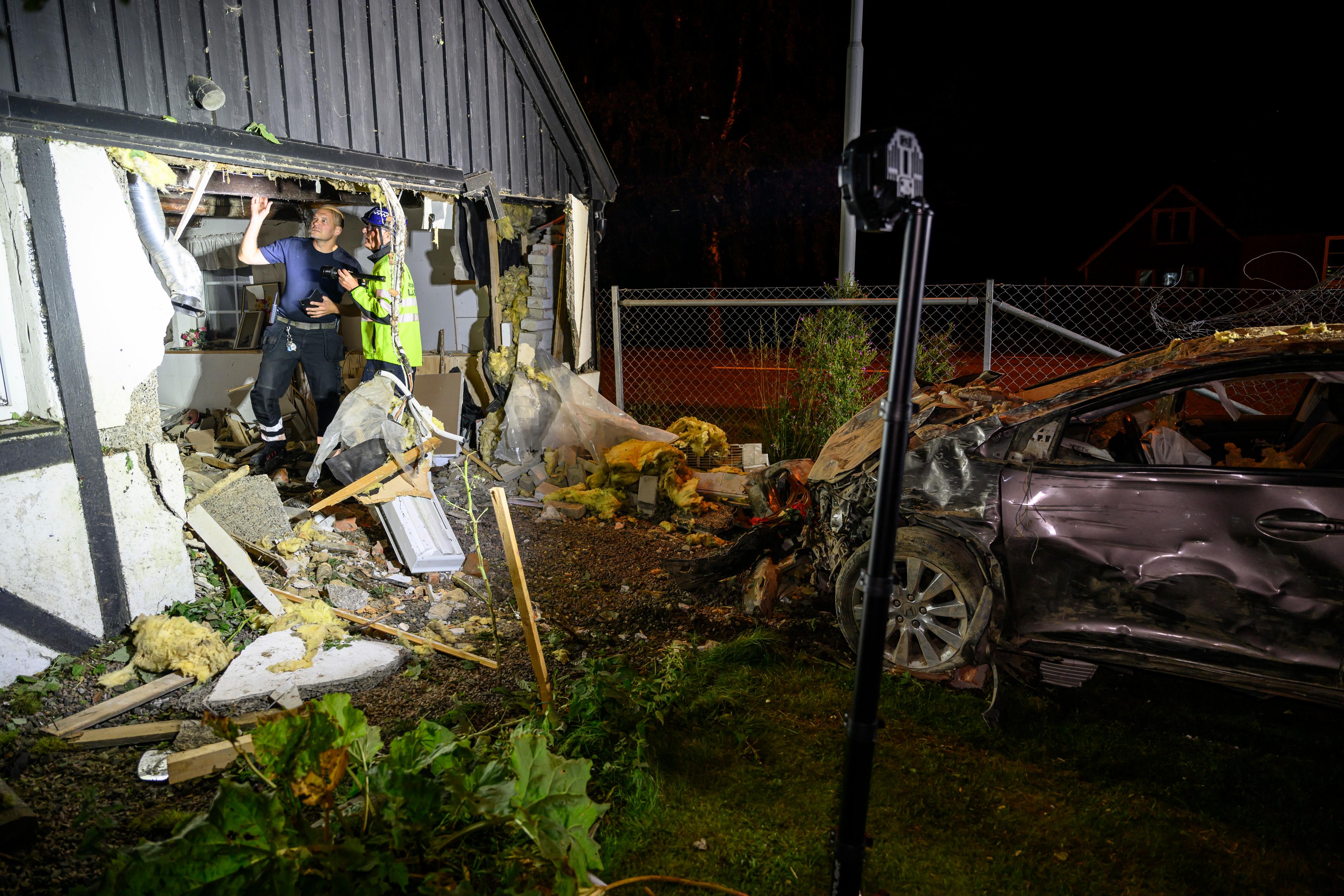 En bil kraschade av okänd anledning in i ett hus vid väg 110 norr om Tågarp utanför Helsingborg sent på torsdagskvällen och en person har förts till sjukhus. Foto: Johan Nilsson/TT