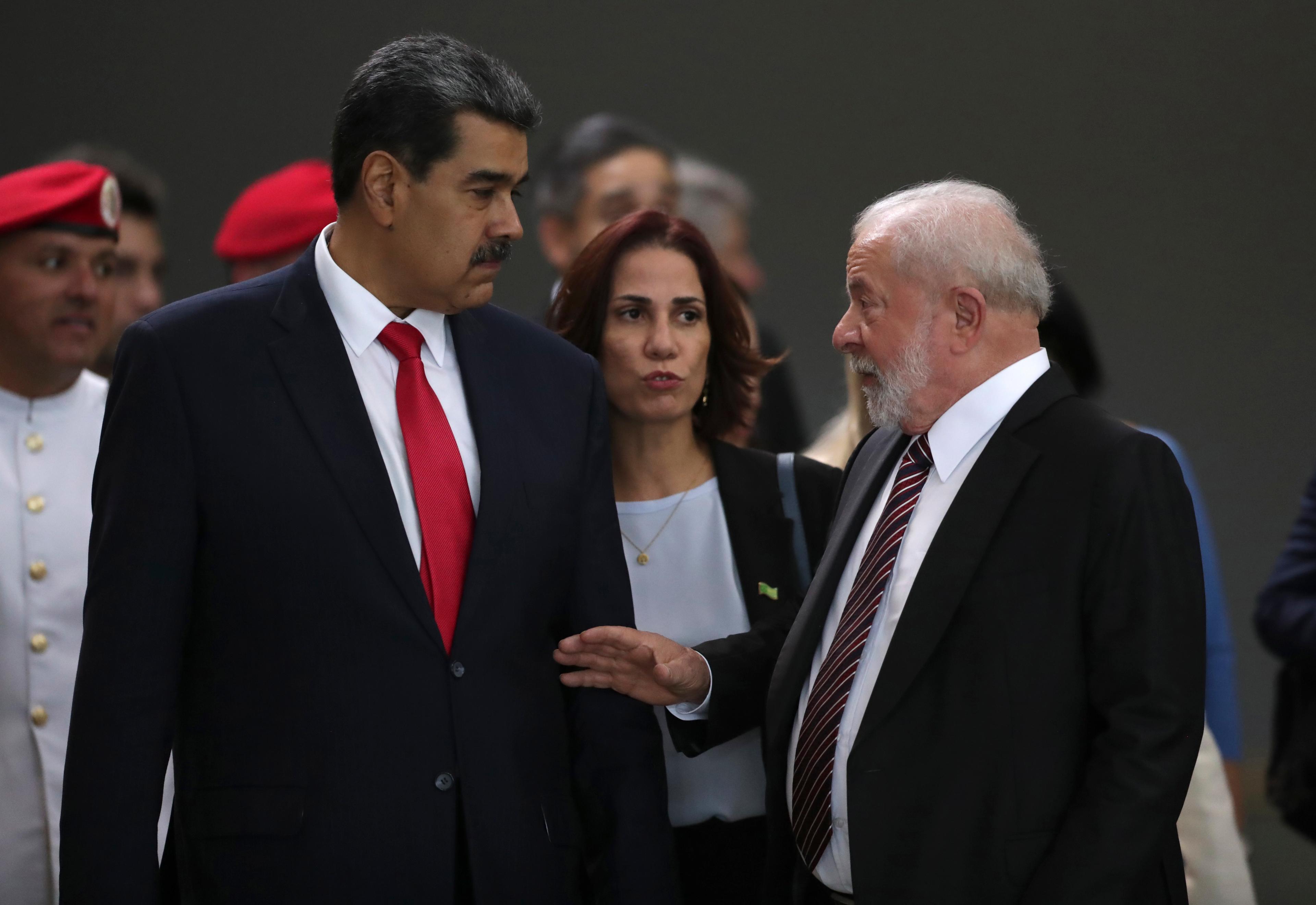 Brasiliens president Luiz Inácio Lula da Silva, till höger, i samtal med Venezuelas president Nicolás Maduro vid ett möte i Brasilien i fjol. Arkivbild. Foto: Gustavo Moreno/AP/TT