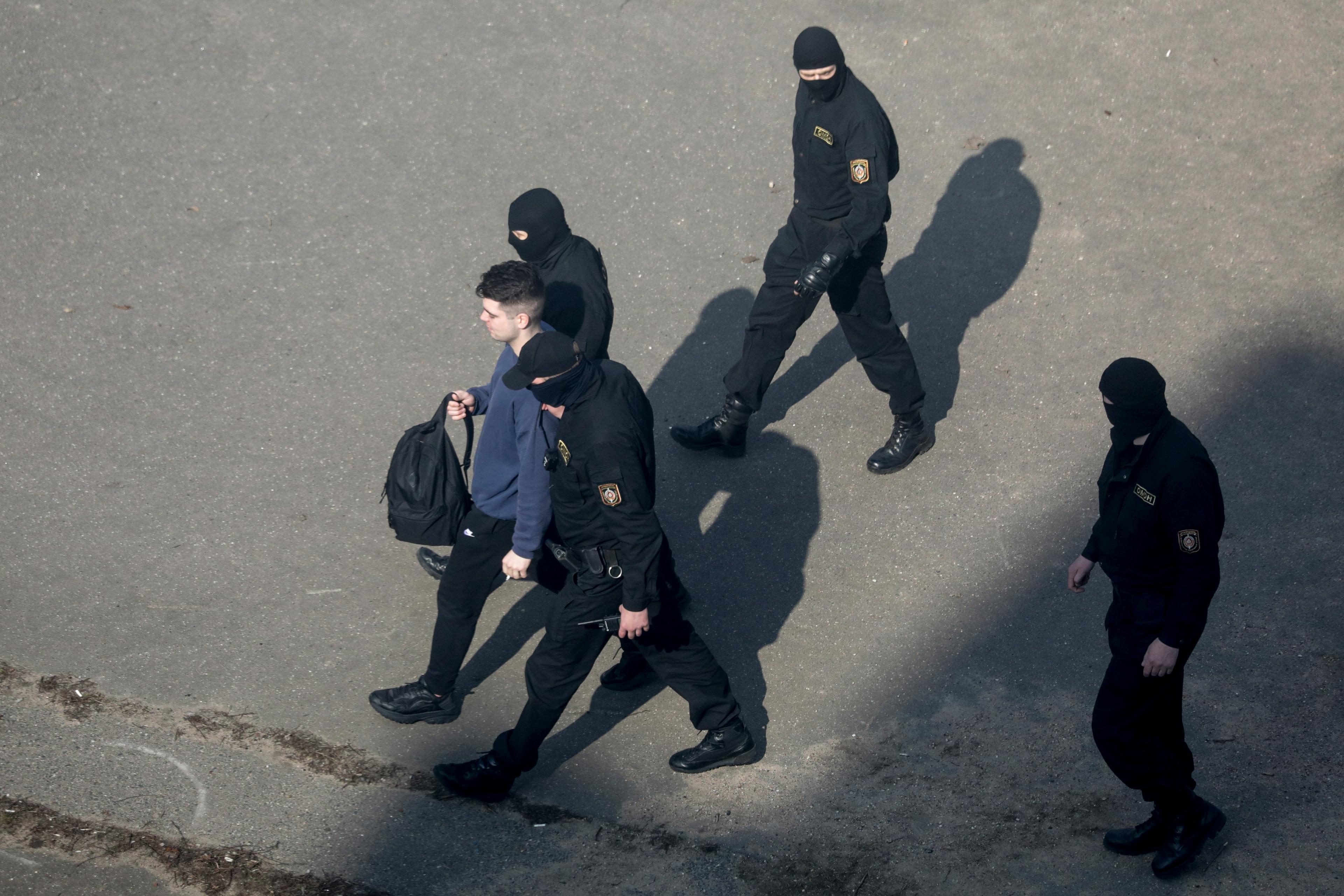 Polis för bort en demonstrant i samband med en regimkritisk protest i mars 2021. Arkivbild. Foto: AP/TT