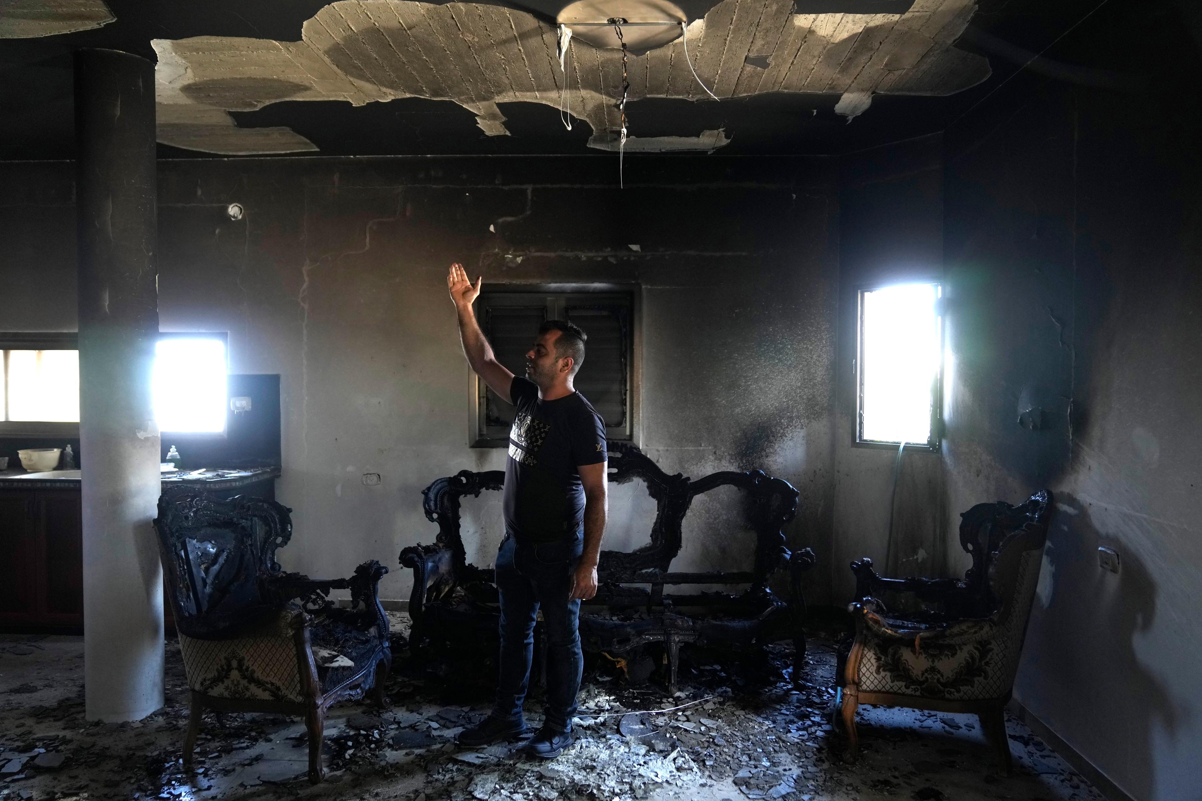 En palestinsk man i sitt hem i Jit morgonen efter att bostaden bränts under en våldsam bosättarattack. Foto: Nasser Nasser/AP/TT