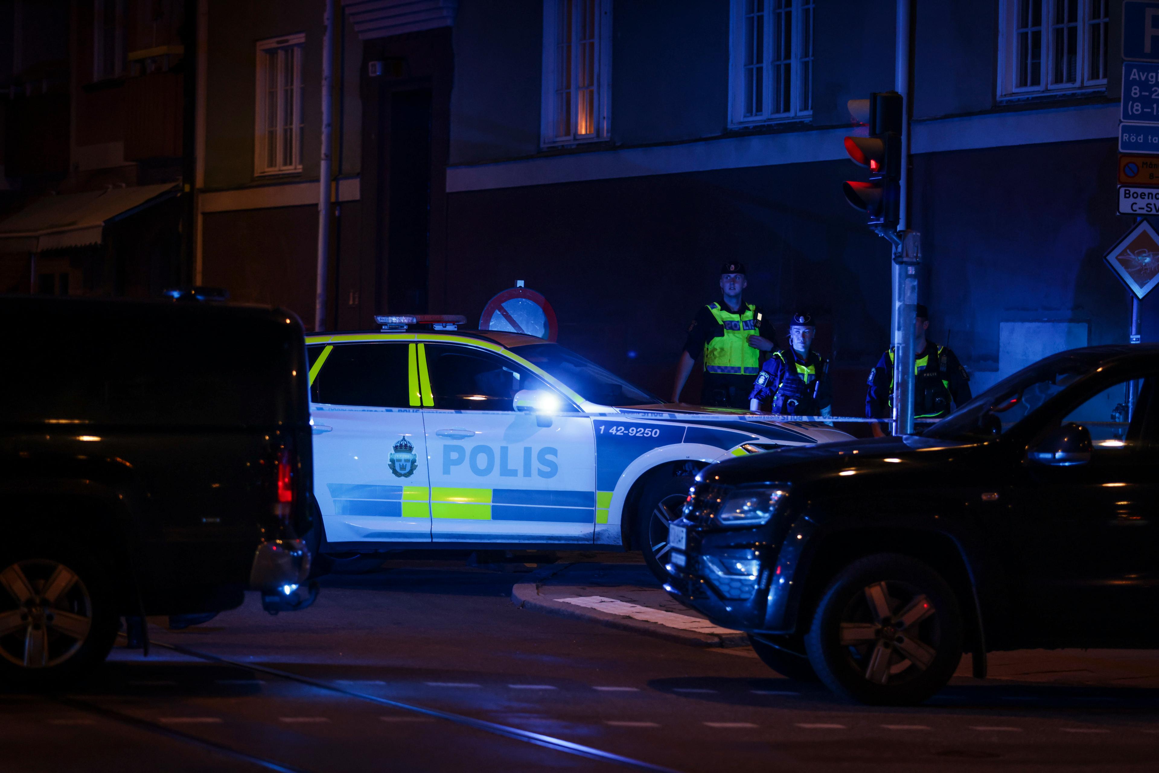 Polis på plats i centrala Norrköping på måndagskvällen. Foto: Magnus Andersson/TT