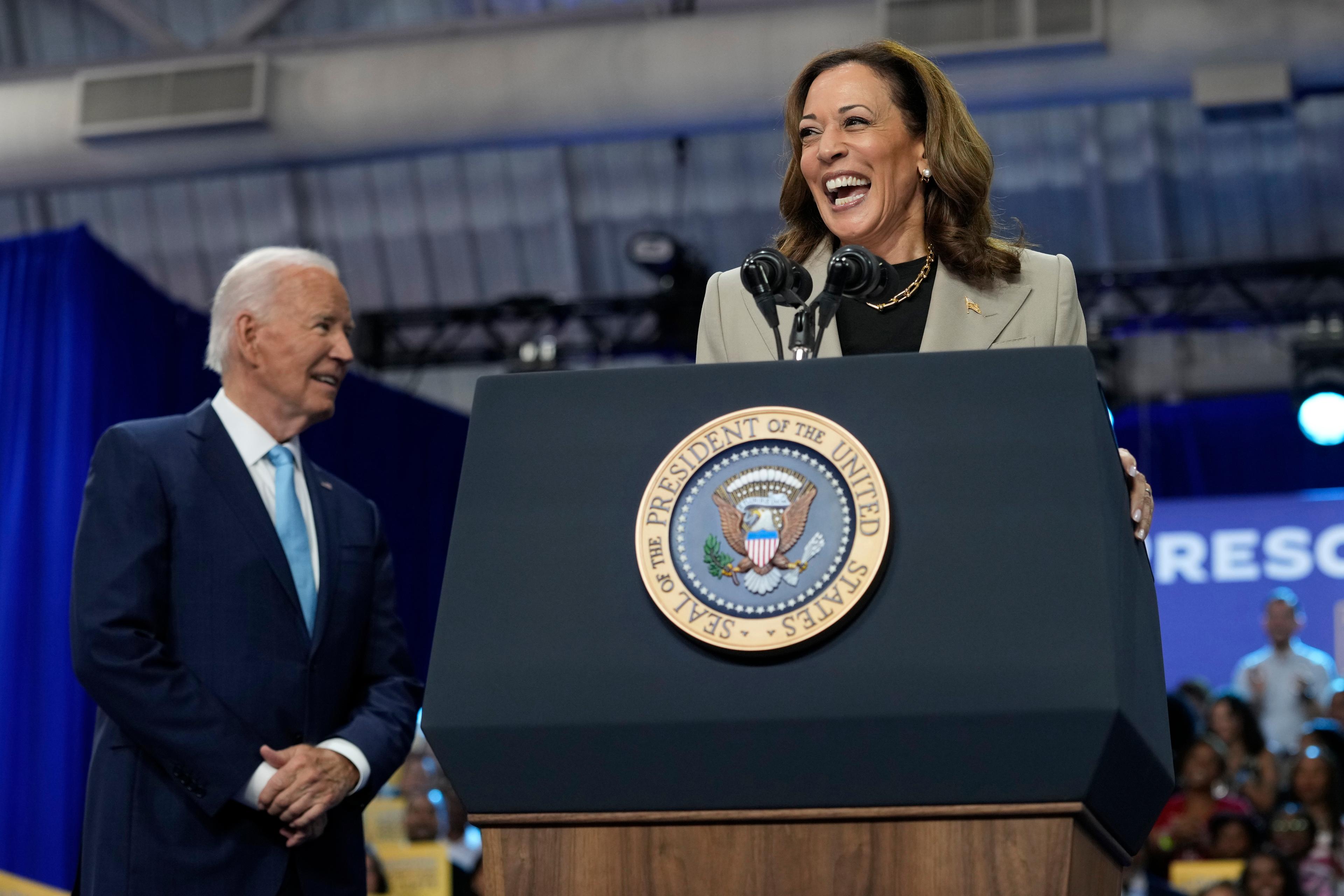 Demokraternas presidentkandidat, Kamala Harris, under ett gemensamt framträdande med den sittande presidenten Joe Biden i torsdags. Foto: Susan Walsh/AP/TT