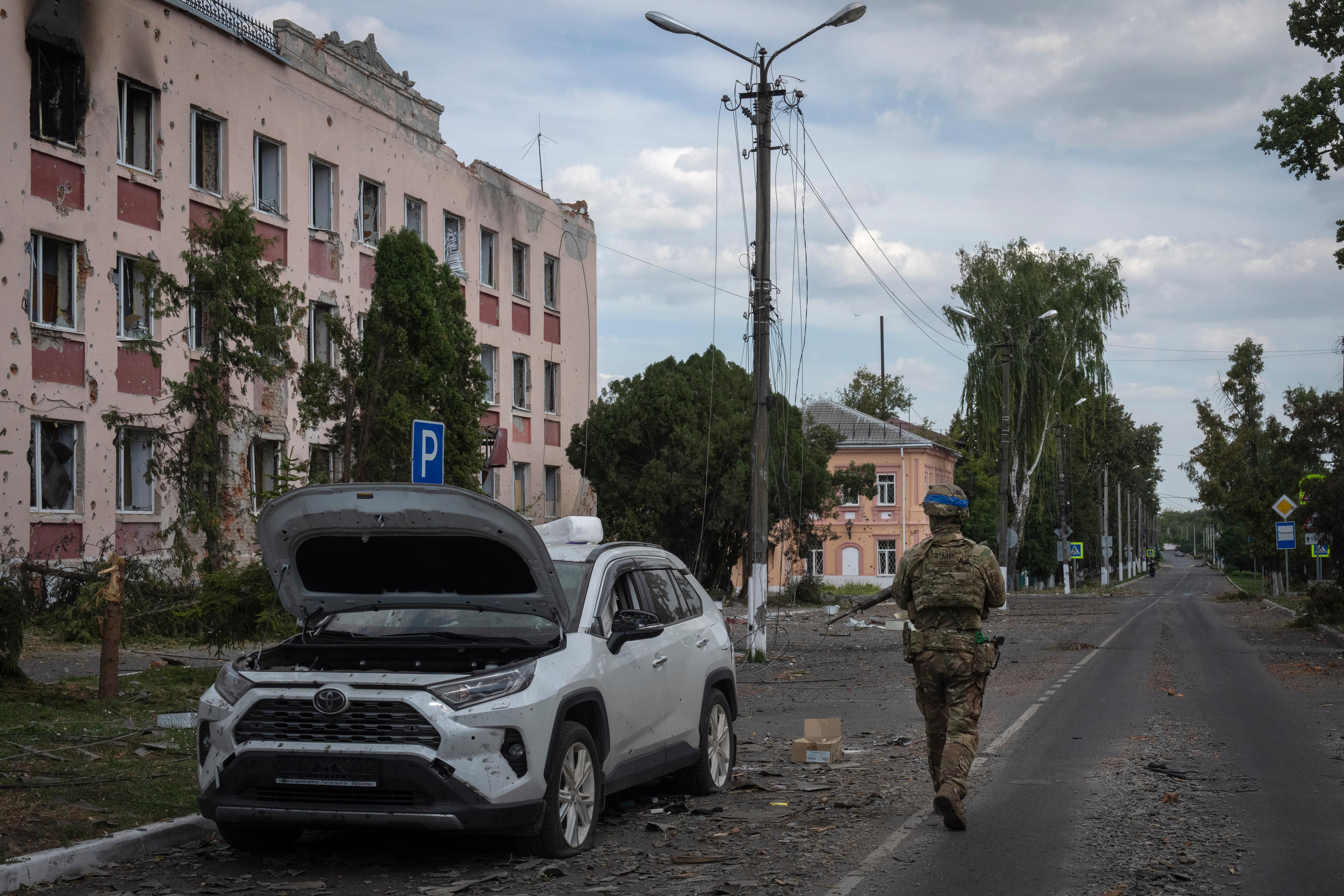 En ukrainsk soldat patrullerar i Sudzja under fredagen, sedan staden intagits i Ukrainas nya markoffensiv i regionen. Bilden har genomgått ukrainsk militär granskning. Foto: AP/TT