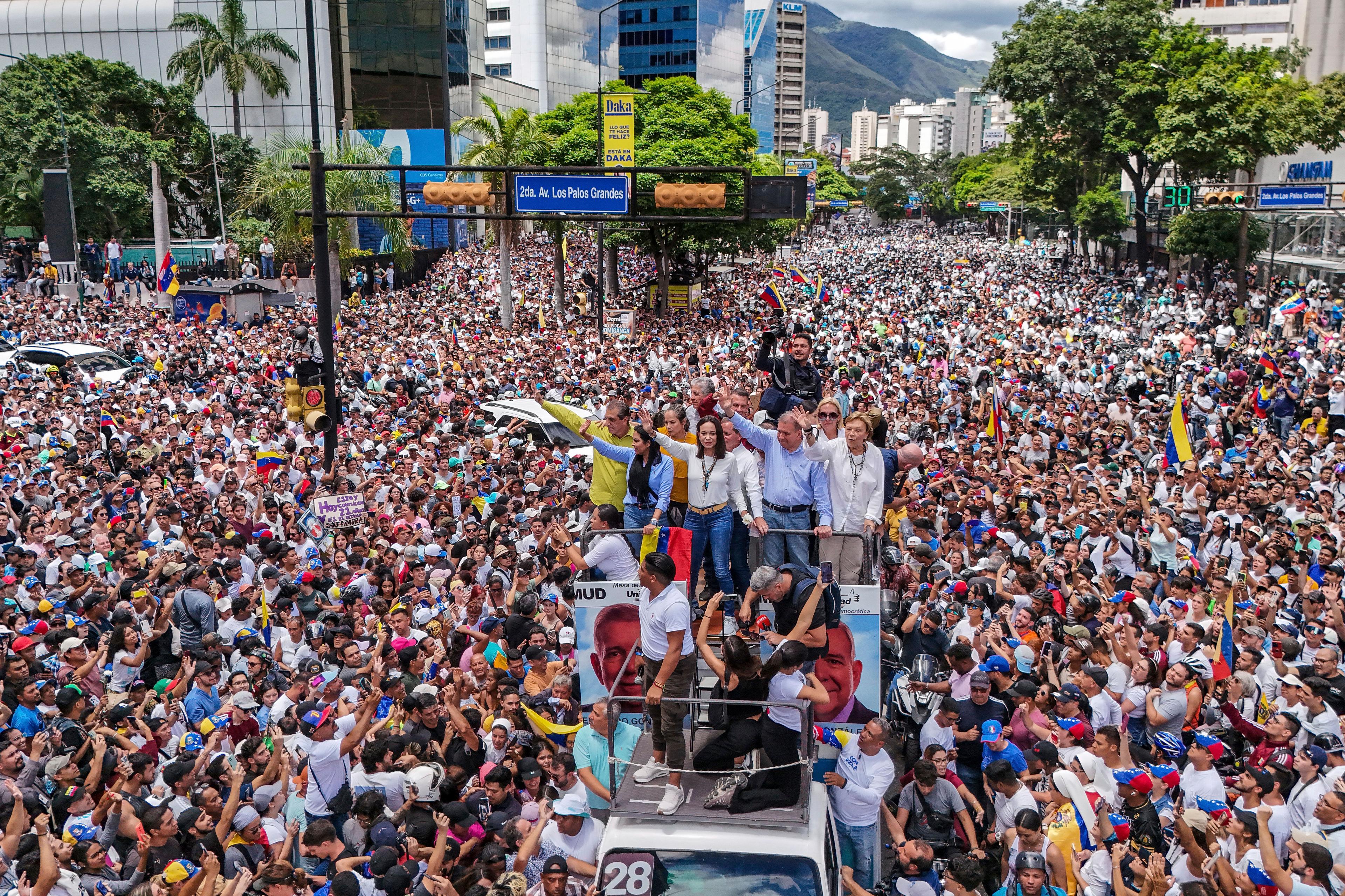 Stora protester mot valresultatet har hållits sedan valdagen i Venezuela. På bilden håller oppositionsledaren María Corina Machado och oppositionens presidentkandidat Edmundo González Urrutia under en protest den 30 juli. Foto: Matias Delacroix/AP/TT