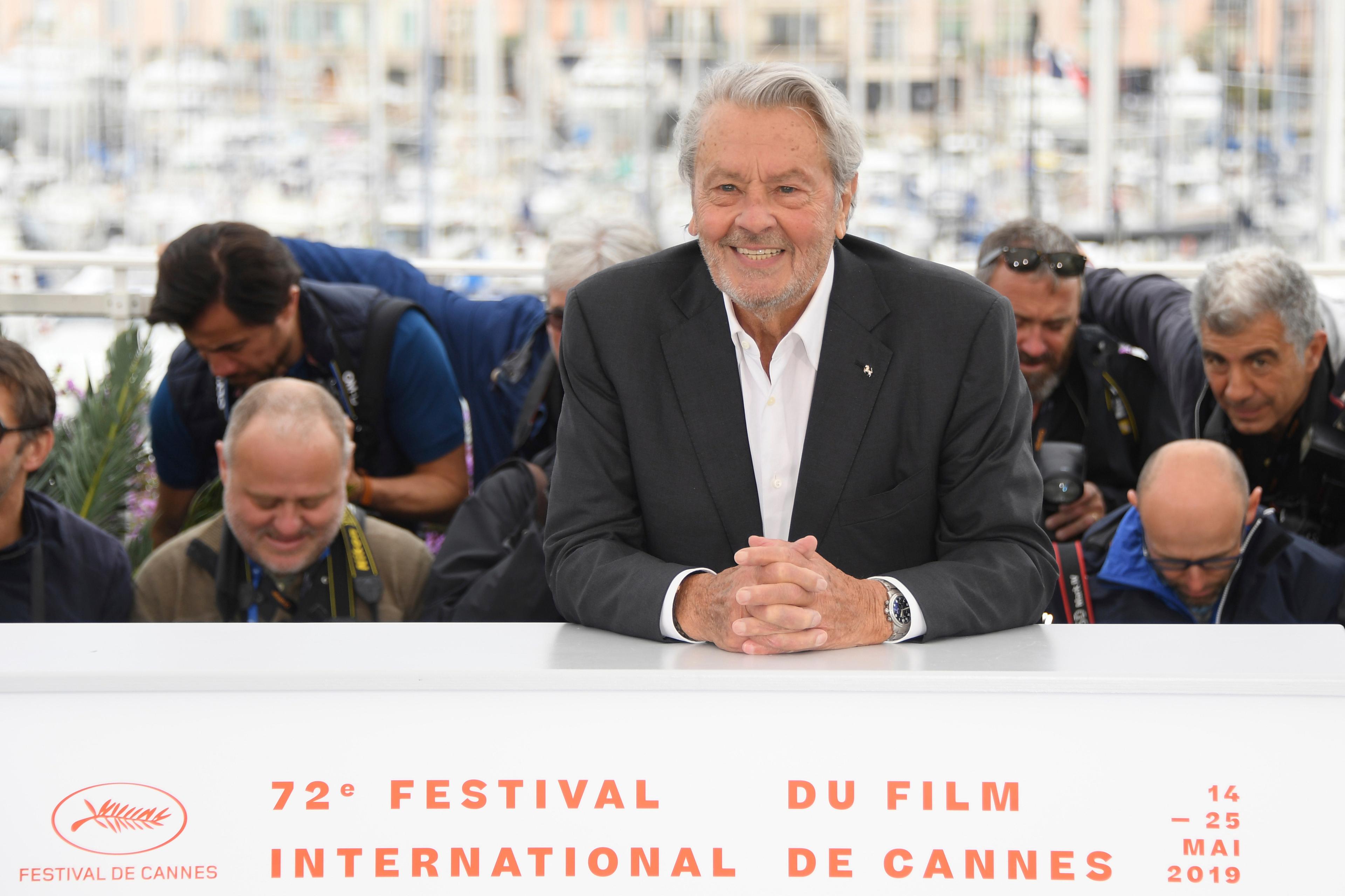 Alain Delon, känd för sina rollprestationer i "Rocco och hans bröder" och "Blodröd sol" har gått bort. Bild från filmfestivalen i Cannes 2019 då Delon fick en hederspalm för sin karriär som skådespelare. Arkivbild. Foto: Arthur Mola/Invision/AP/TT