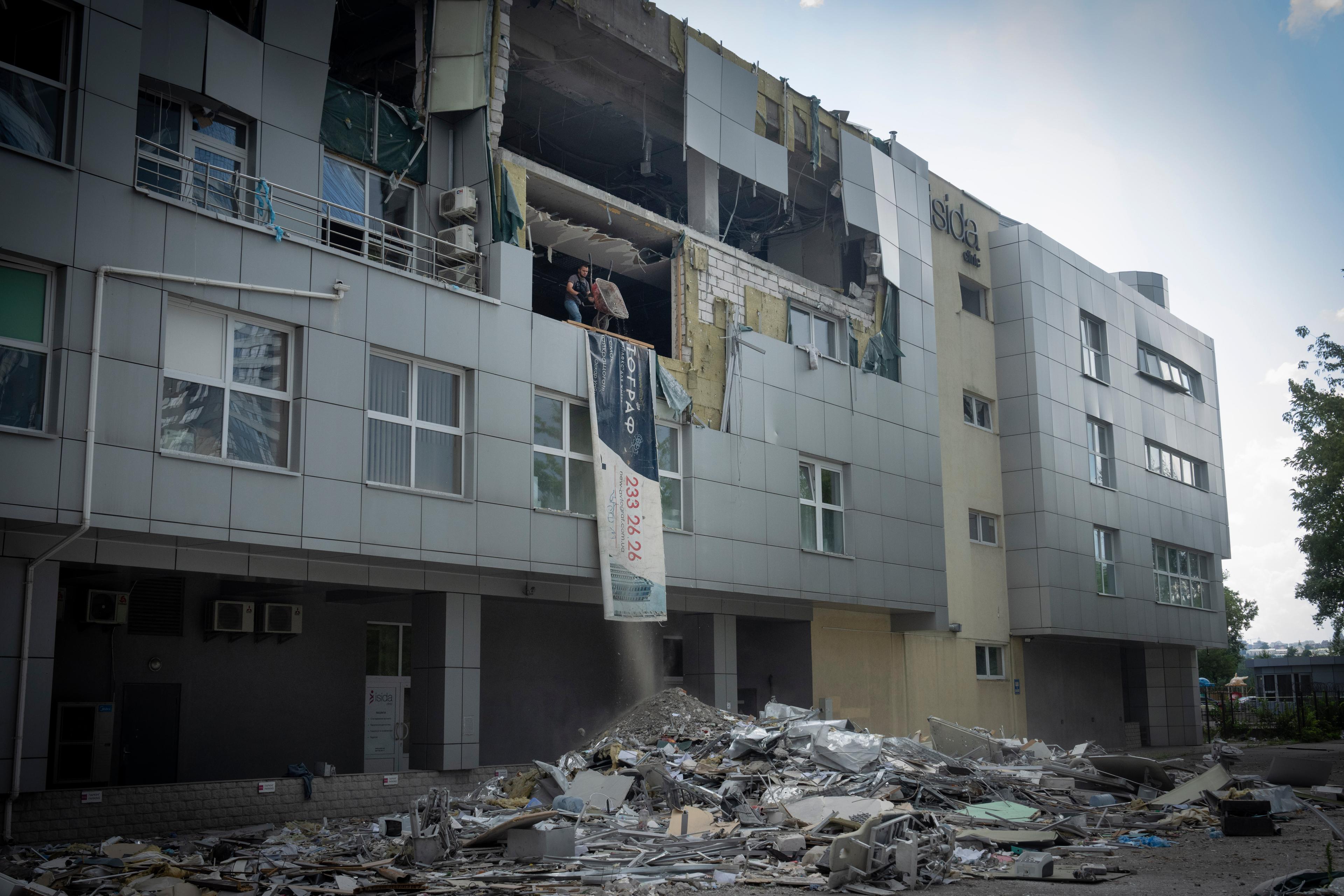 Röjningsarbete efter en tidigare attack i Kiev, mot en vårdinrättning i juli i år. Foto: Efrem Lukatsky/AP/TT