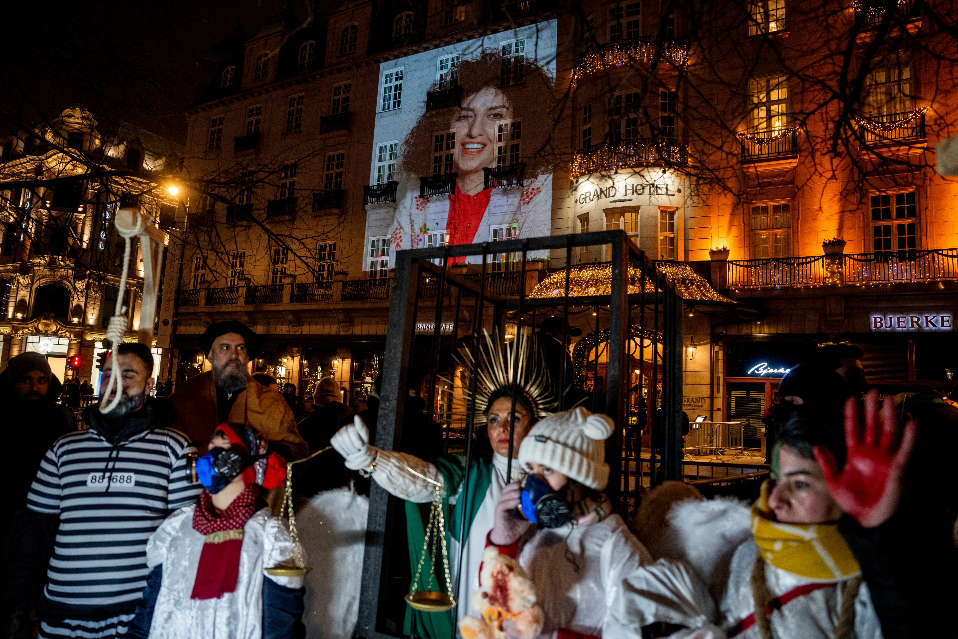 Fackeltåg hedrade den fängslade Nobelspristagaren Narges Mohammadi i Oslo 2023. Foto: Javad Parsa/NTB/TT