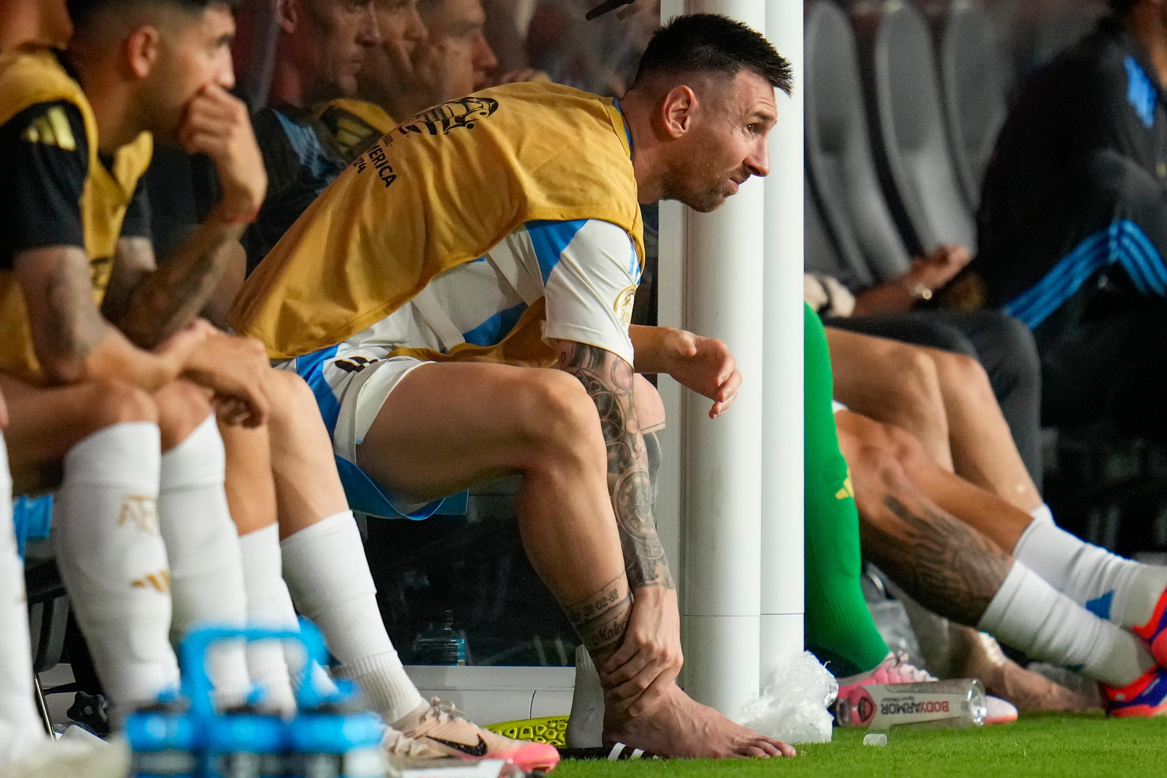 Lionel Messi byttes ut i Copa América-finalen med en skada på höger fotled, som argentinaren ännu inte blivit kvitt. Arkivbild. Foto: Julio Cortez/AP/TT