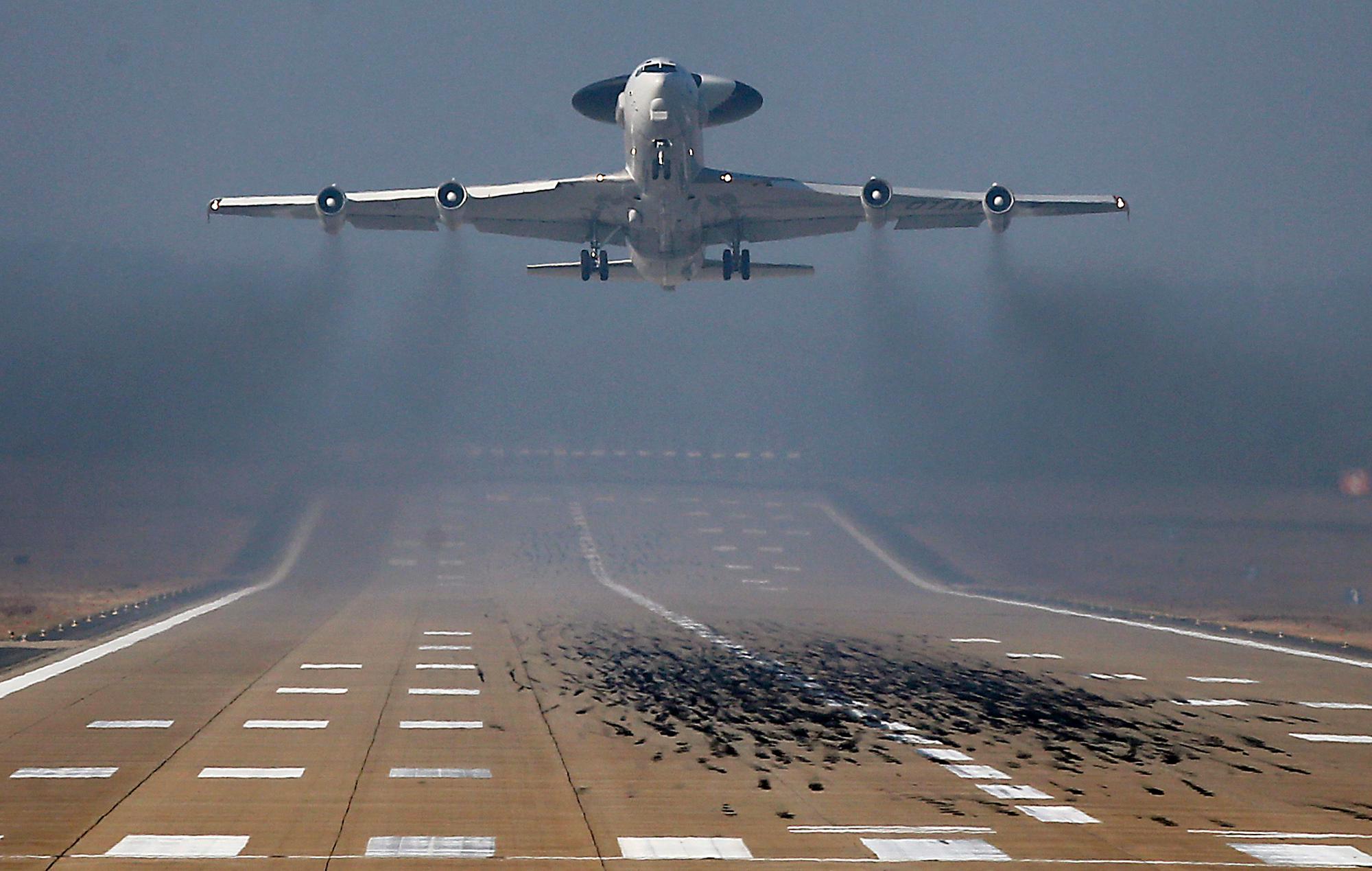 Ett Awacs-plan lyfter från flygbasen i tyska Geilenkirchen. Arkivbild. Foto: Frank Augstein/AP/TT