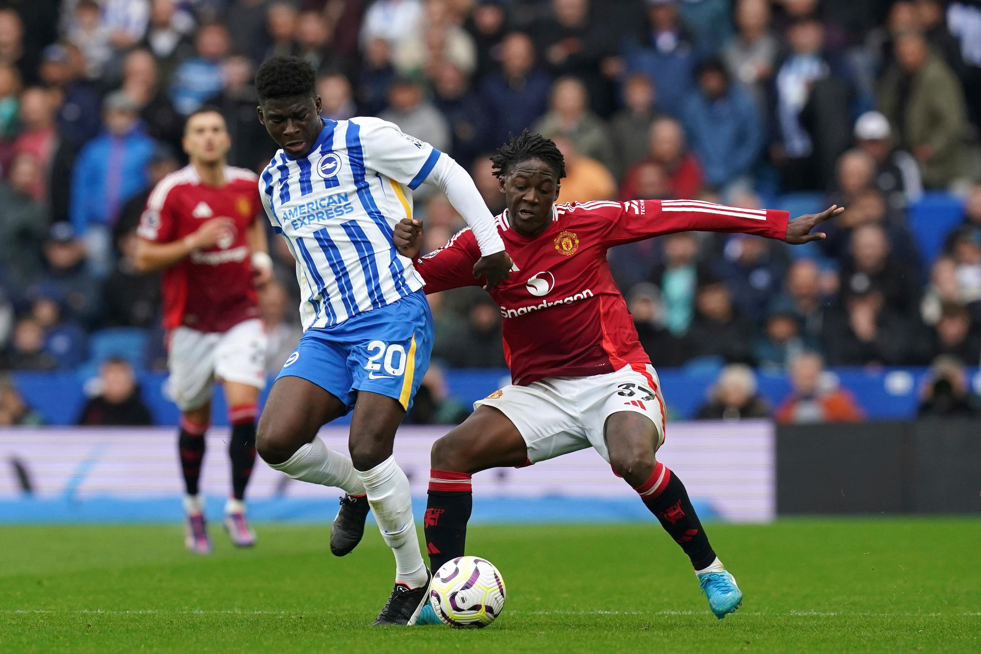 Brightons Carlos Baleba och Manchester Uniteds Kobbie Mainoo under matchen på Amex Stadium, som slutade 2–1 till hemmalaget. Foto: Gareth Fuller/PA/AP/TT