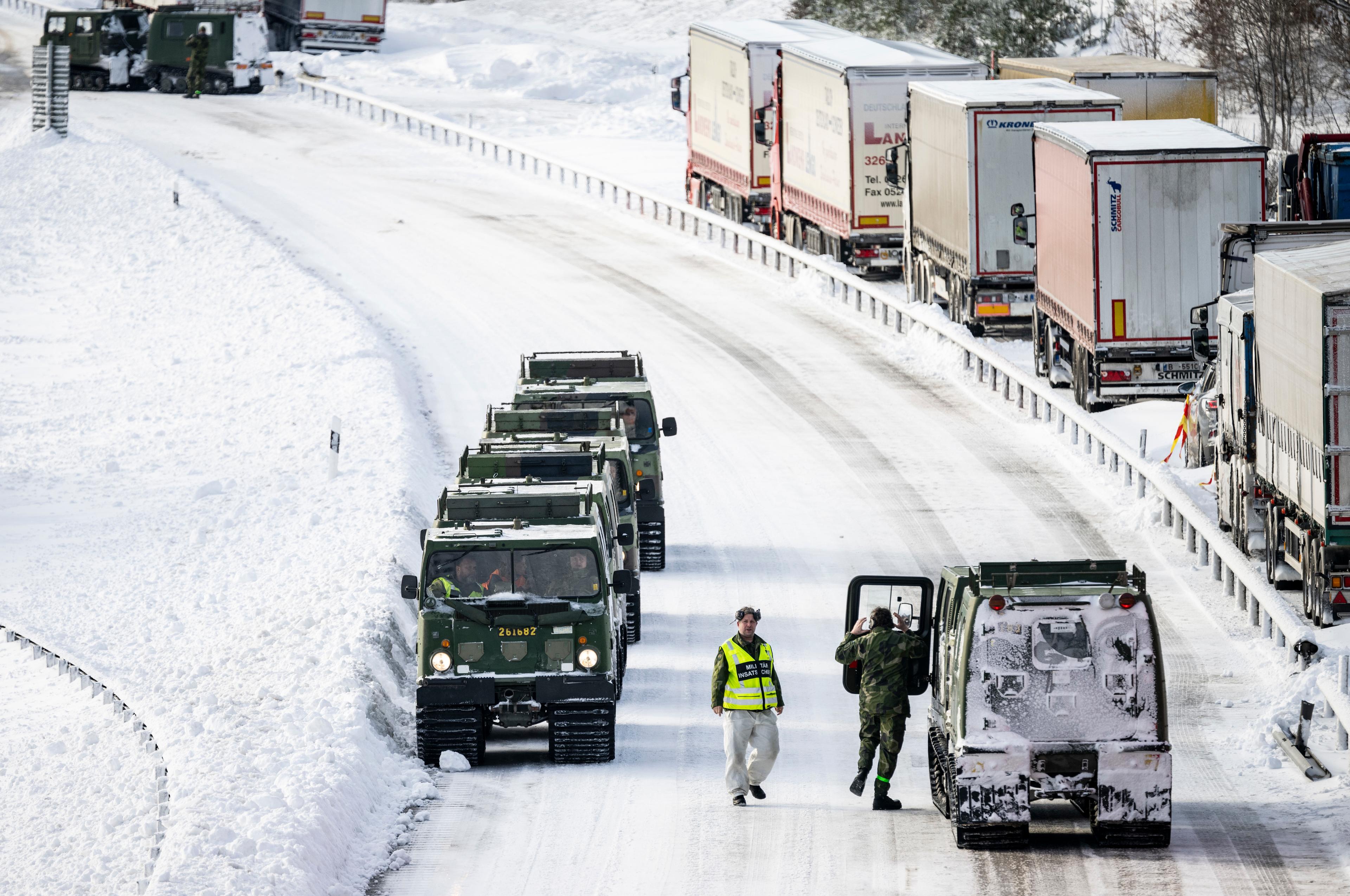 Kökaoset på E22 pågick 3–4 januari. Här är bandvagnar och polis på plats för att få loss fordon som fortfarande satt fast eftermiddagen den 4 januari. Uppemot 1 000 bilar satt fast under natten. Foto: Johan Nilsson/TT