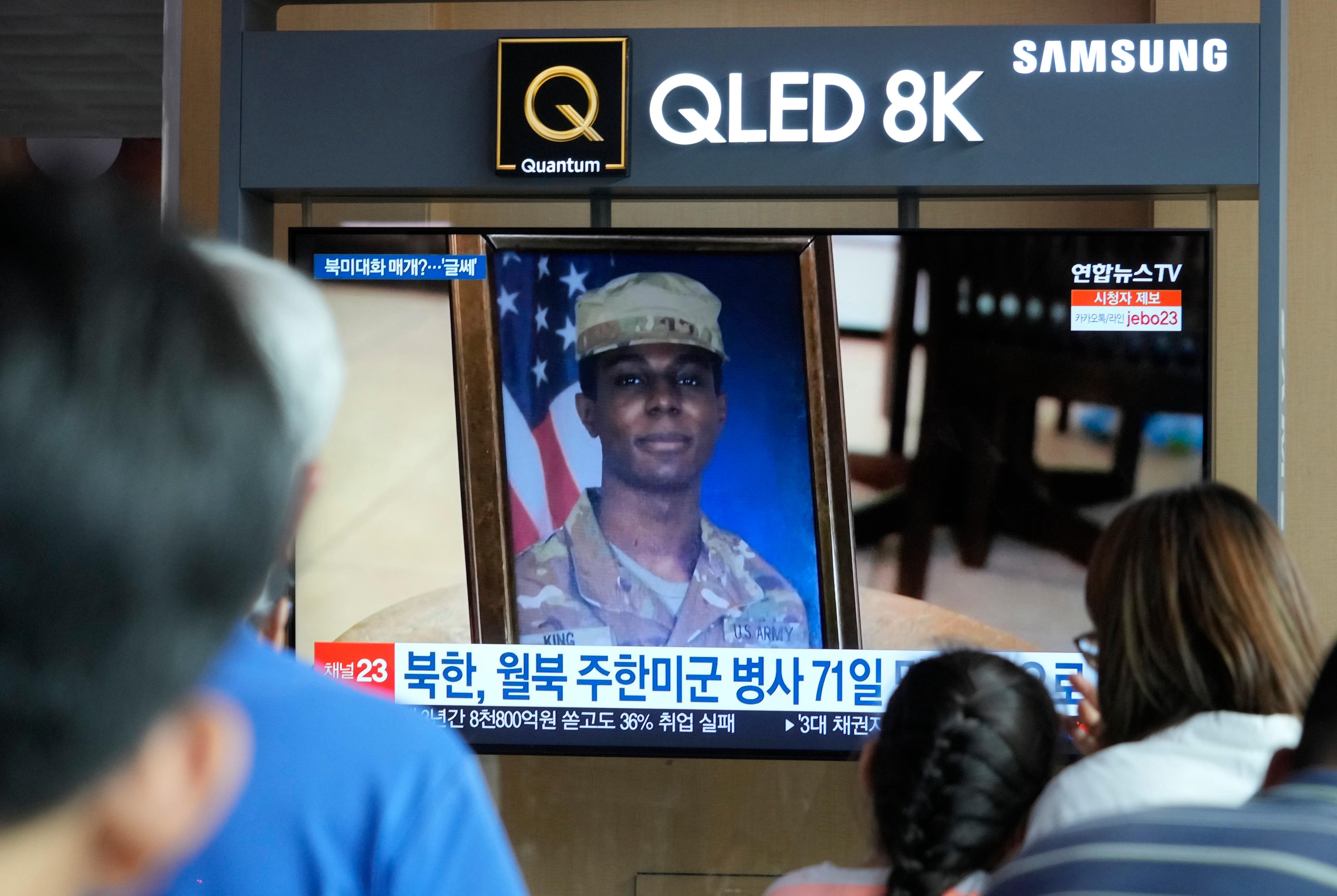 En tv-skärm i Sydkoreas huvudstad Seoul visar upp en bild på den amerikanske soldaten Travis King som flydde till Nordkorea. Bild tagen i september i fjol. Foto: Ahn Young-joon/AP/TT