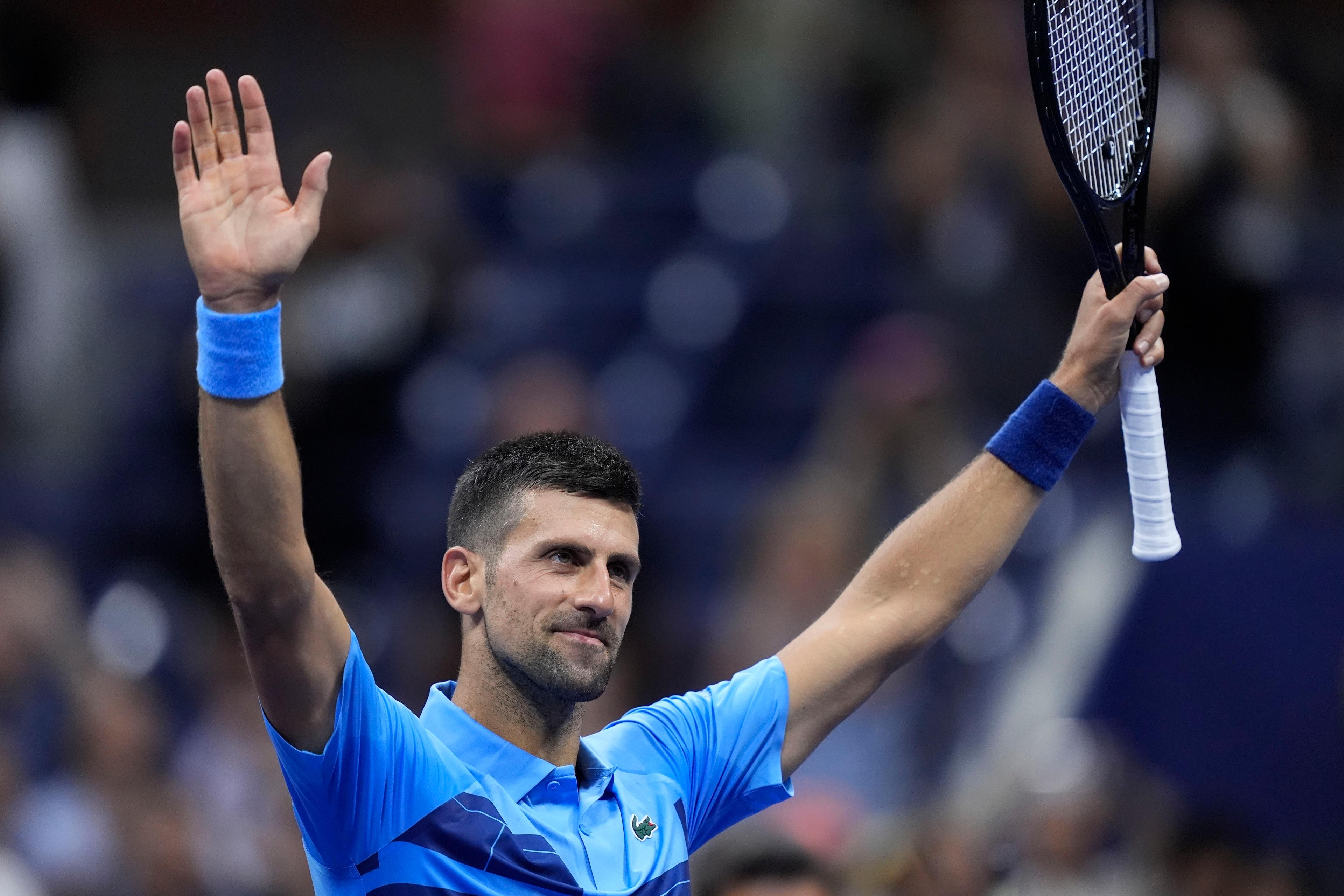 Novak Djokovic lyfter armarna efter segern mot moldaviern Radu Albot. Foto: Matt Rourke/AP/TT