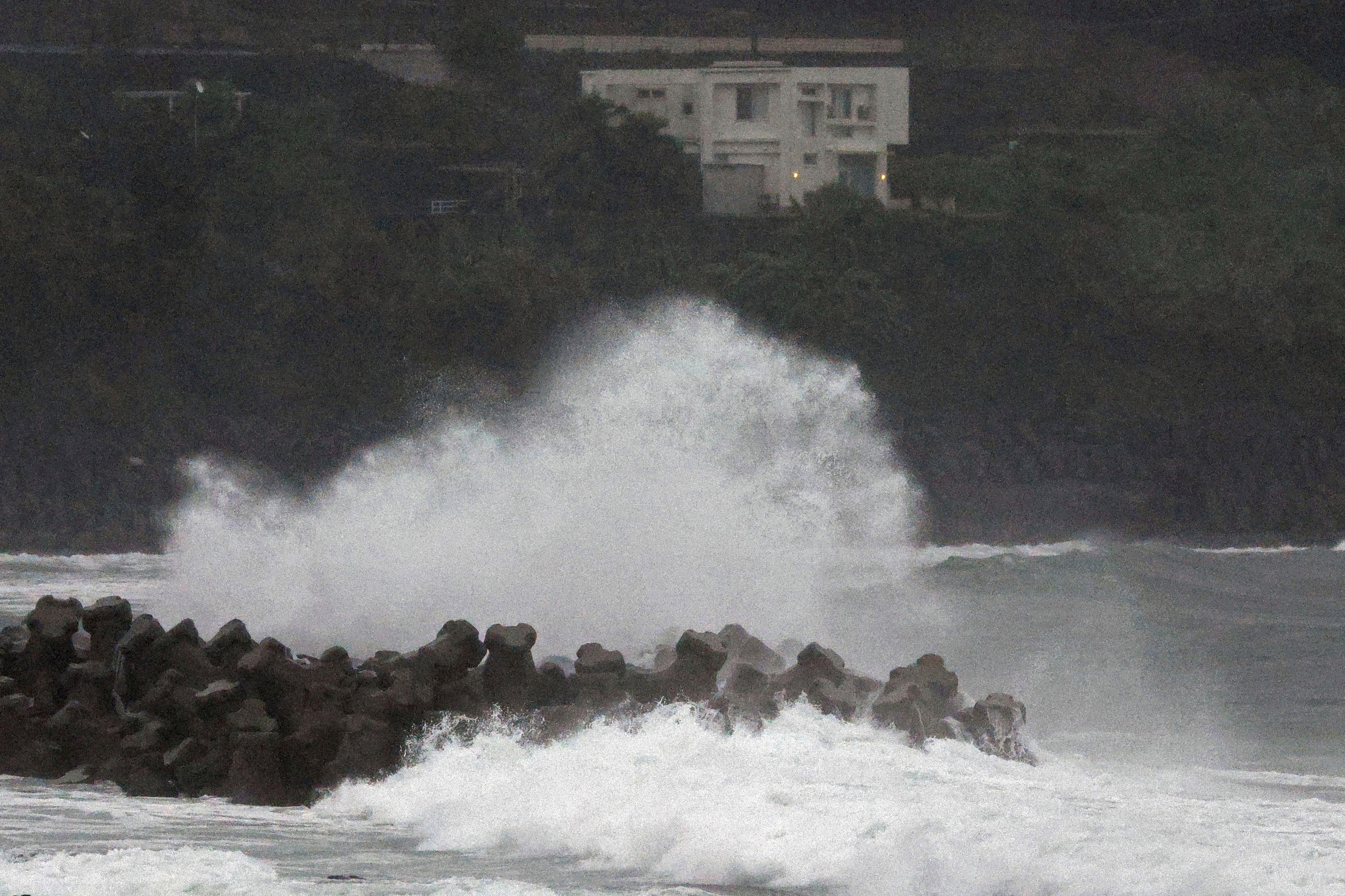 Vågor slår mot kusten i Makurazaki i Kagoshima-prefekturen i västra Japan på onsdagen. Foto: Hidetaka Komukai/AP/TT