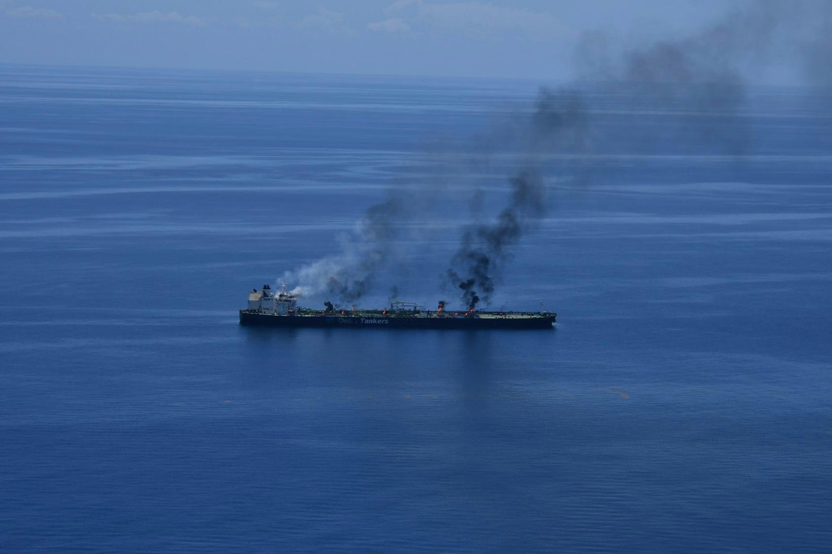 Det brinnande oljefartyget Sounion i Röda havet, bild tagen den 25 augusti. Foto: EU:s militära insats i Röda havet, Aspides, via AP/TT