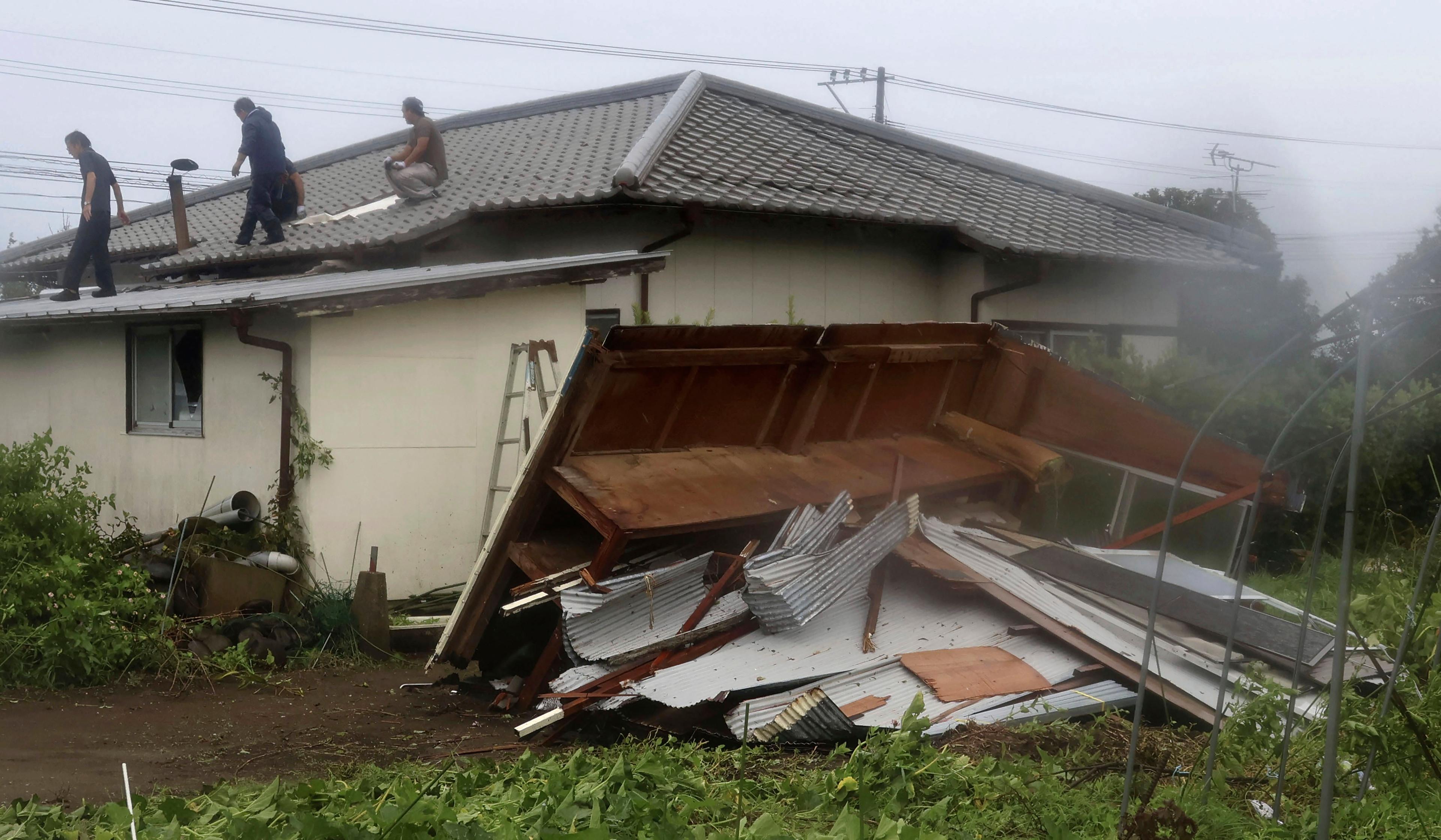 Ett hus som skadats nära staden Miyazaki i ovädret. Bild tagen på onsdagen. Foto: Kyodo News via AP/TT