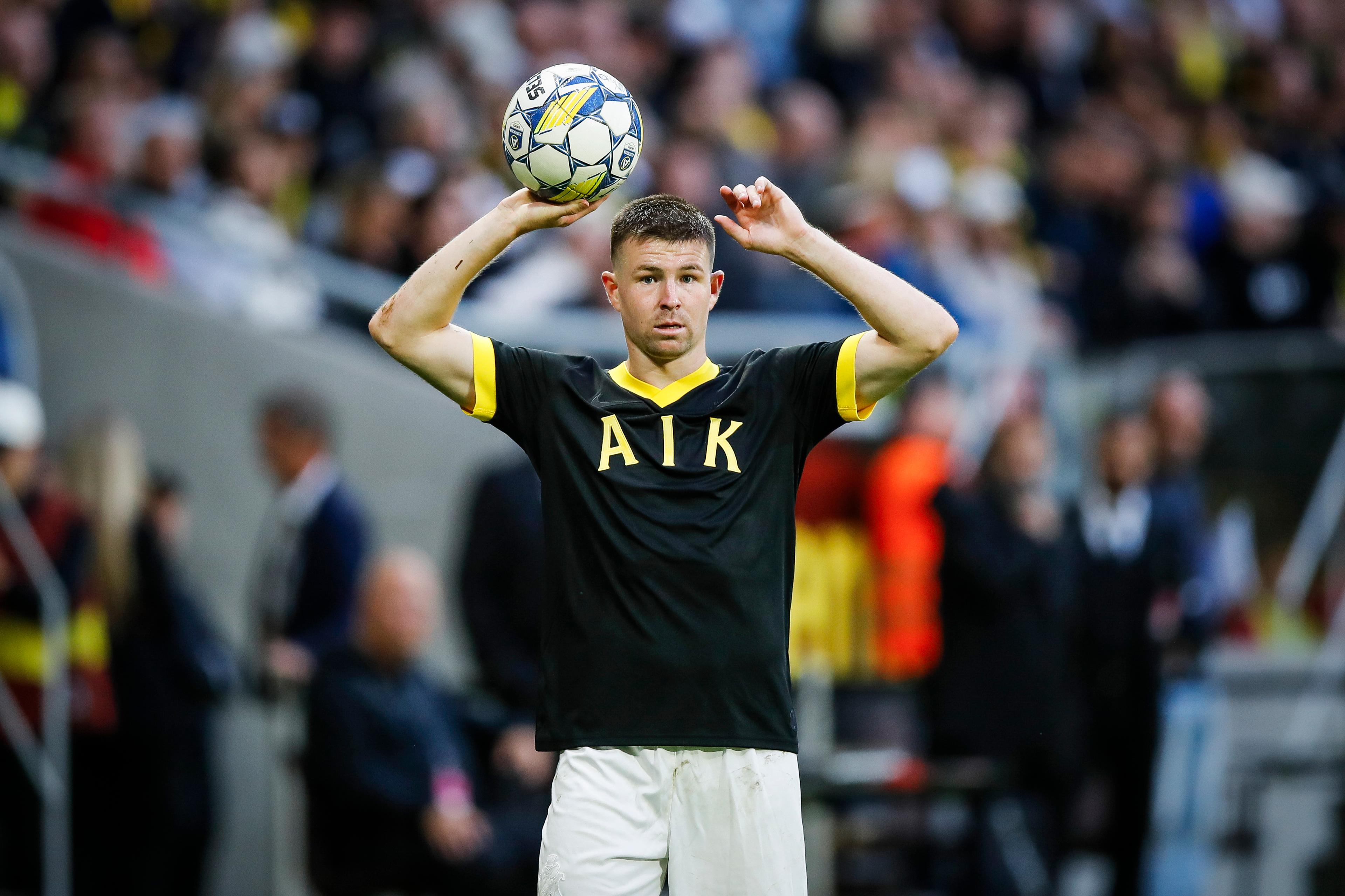 AIK:s Mads Døhr Thychosen i samband med mötet mot Brommapojkarna. Lagen spelar i retrotröjor för att uppmärksamma Allsvenskan 100 år. Foto: Caisa Rasmussen/TT