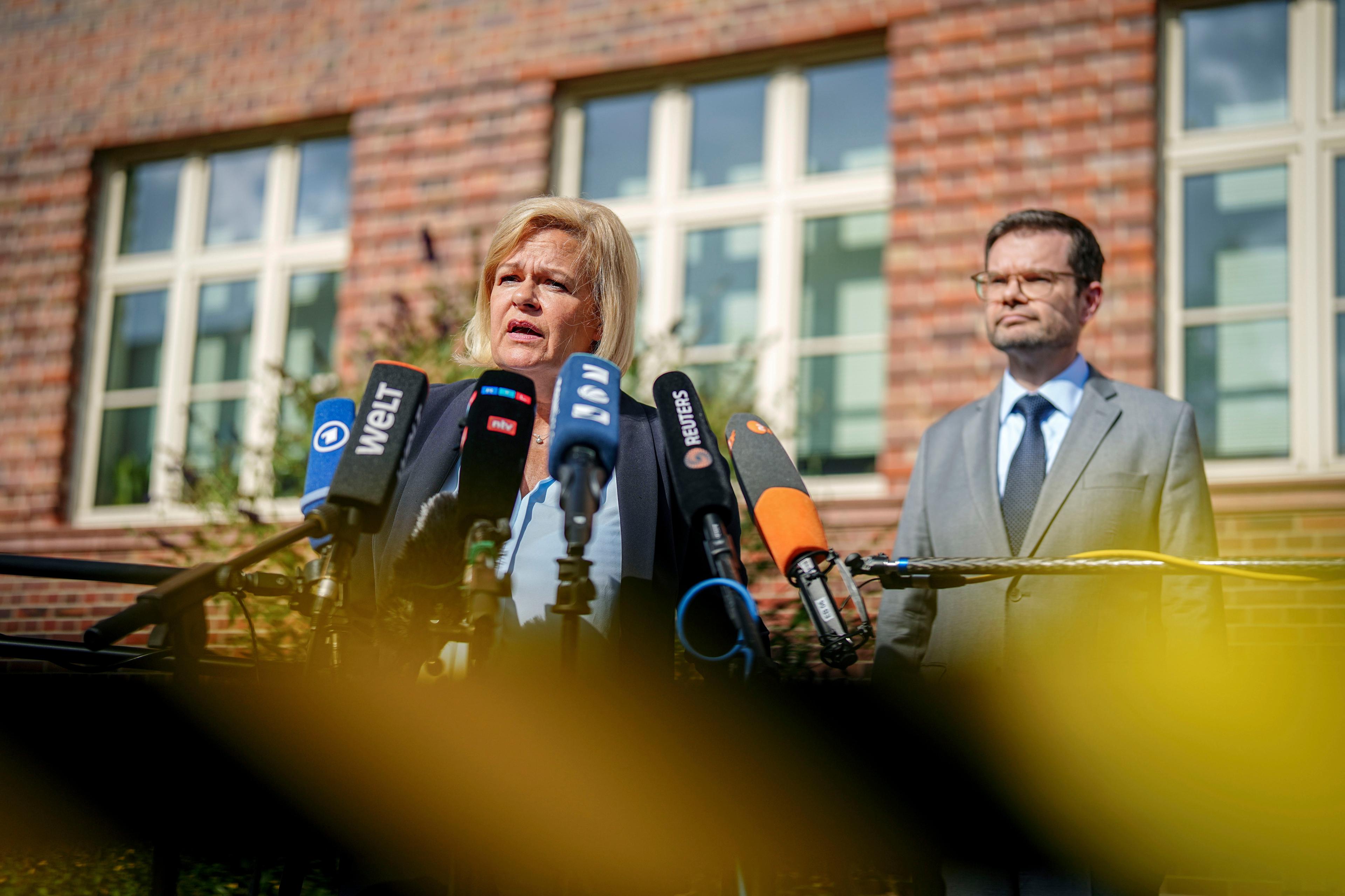 Nancy Faeser och justitieminister Marco Buschmann i ett framträdande tidigare i veckan, med anledning av knivdådet i Solingen. Foto: Kay Nietfeld/DPA via AP/TT