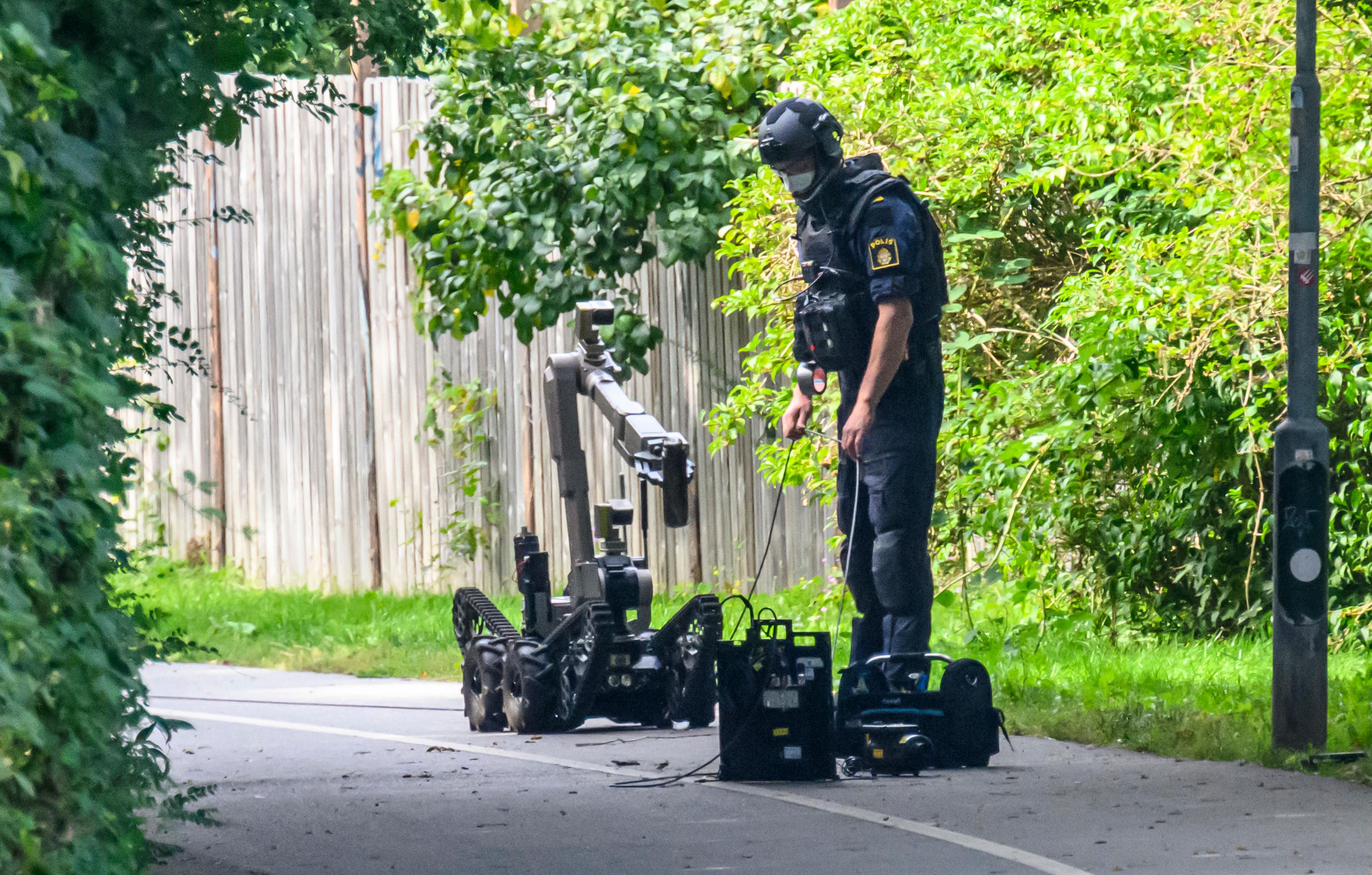 Polis och bombtekniker från Nationella bombskyddet undersökte misstänkt farliga föremål i Malmö med bombrobot på söndagen. Foto: Johan Nilsson/TT