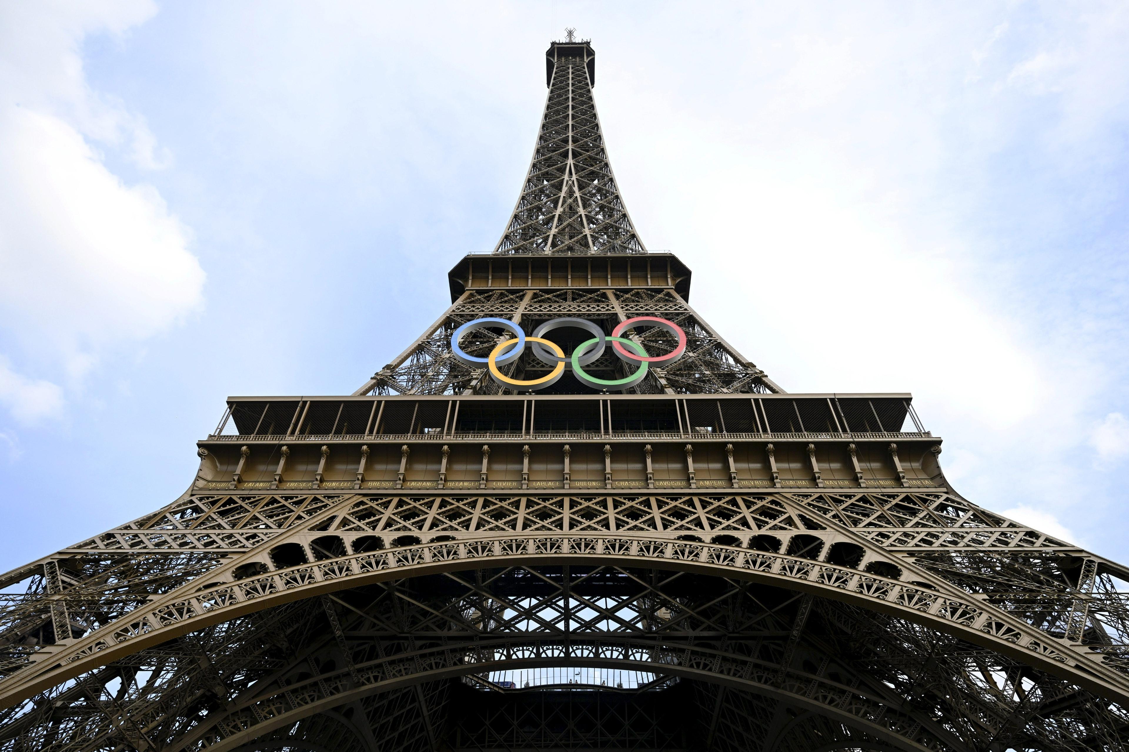 De olympiska ringarna blir ett permanent inslag på Eiffeltornet i Paris. Arkivbild. Foto: Vesa Moilanen/Lehtikuva/TT