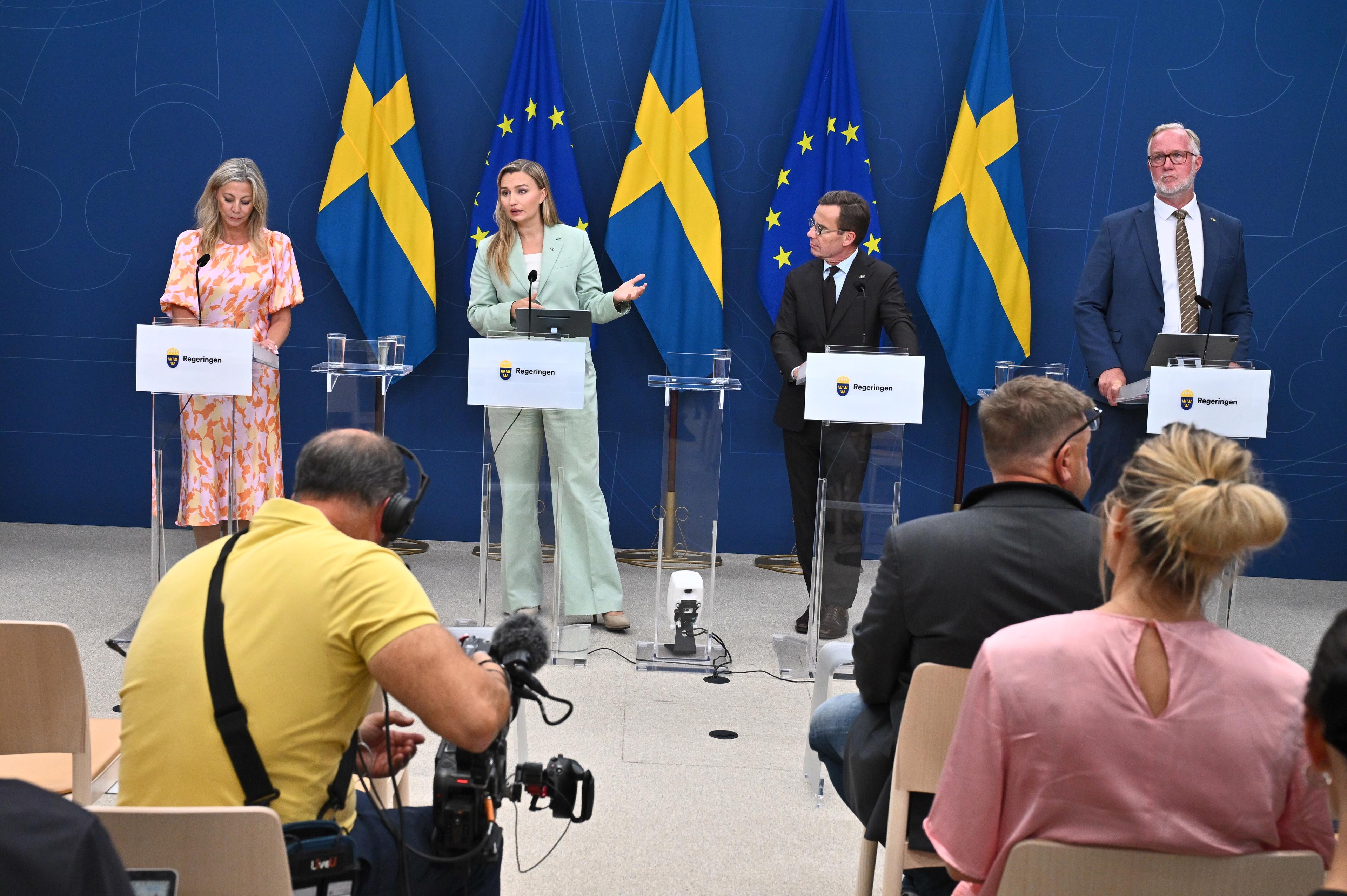 Linda Lindberg (SD), Ebba Busch (KD), Ulf Kristersson (M) och Johan Pehrson (L) på pressträffen. Foto: Claudio Bresciani/TT