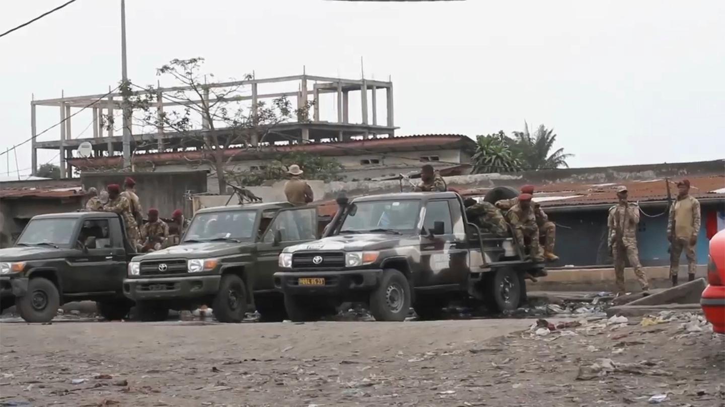 En stillbild från en video visar säkerhetsstyrkor utanför fängelset Makala i Kinshasa. Foto: AP/TT