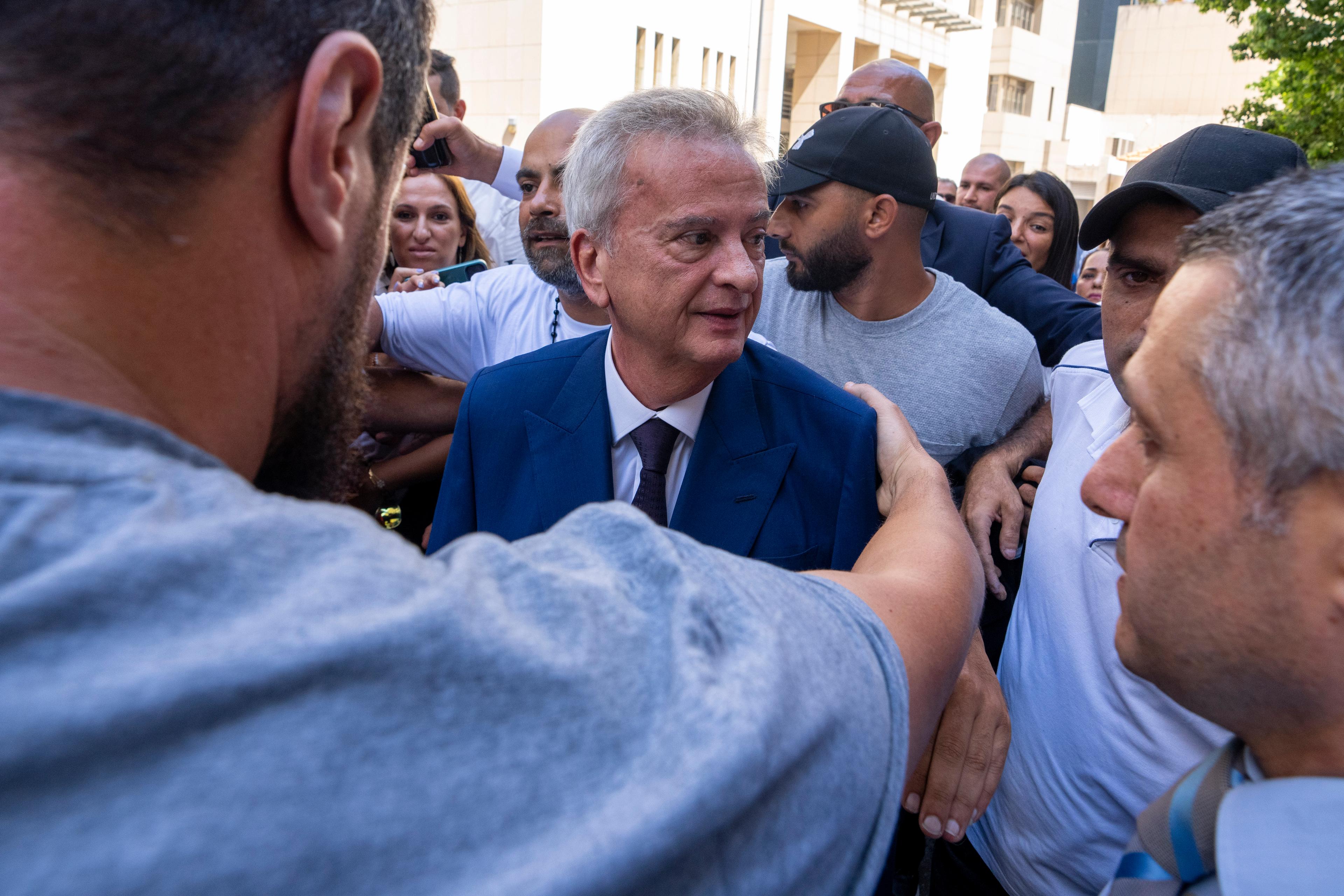 Riad Salameh på bild från när han lämnade sin post som centralbankschef i juli 2023, efter 30 år på posten. Foto: Hassan Ammar/AP/TT