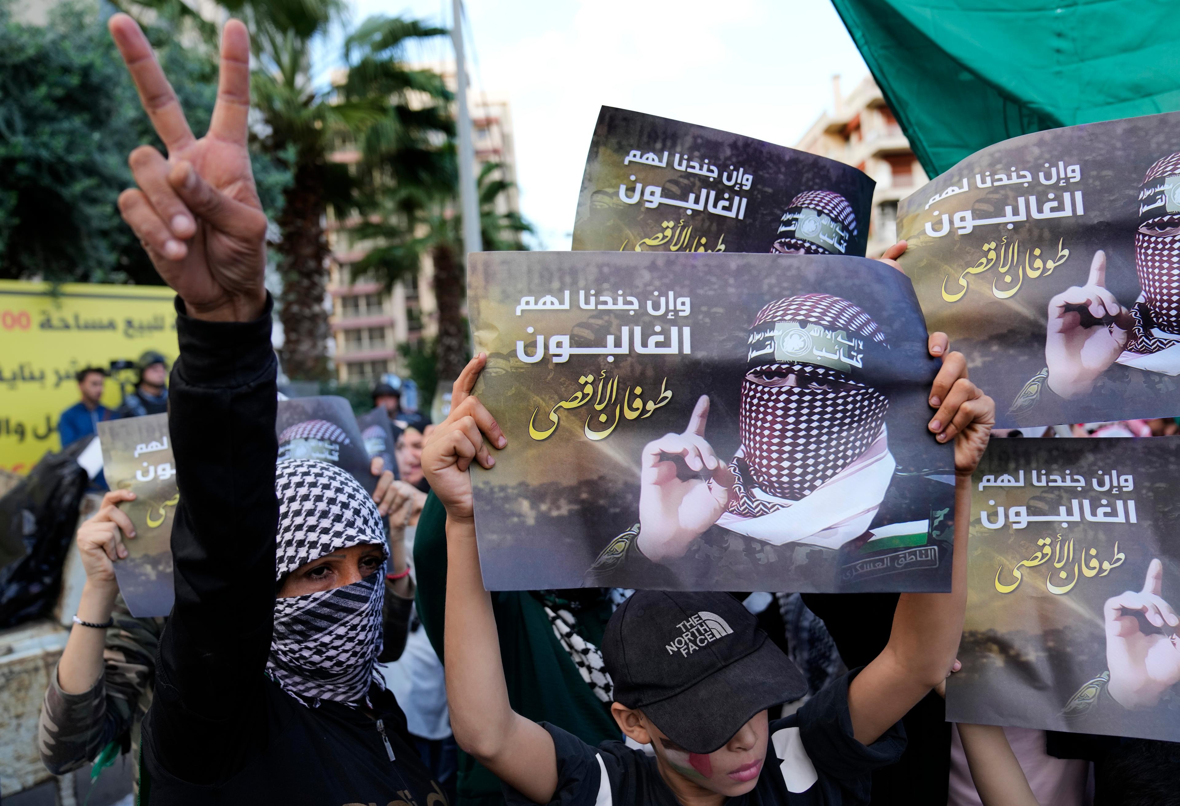 Palestinska demonstranter håller upp porträtt på al-Qassam-brigadernas talesperson Abu Obeida under en protest i solidaritet med Gazaborna i Beirut i november. Foto: Hussein Malla/AP/TT