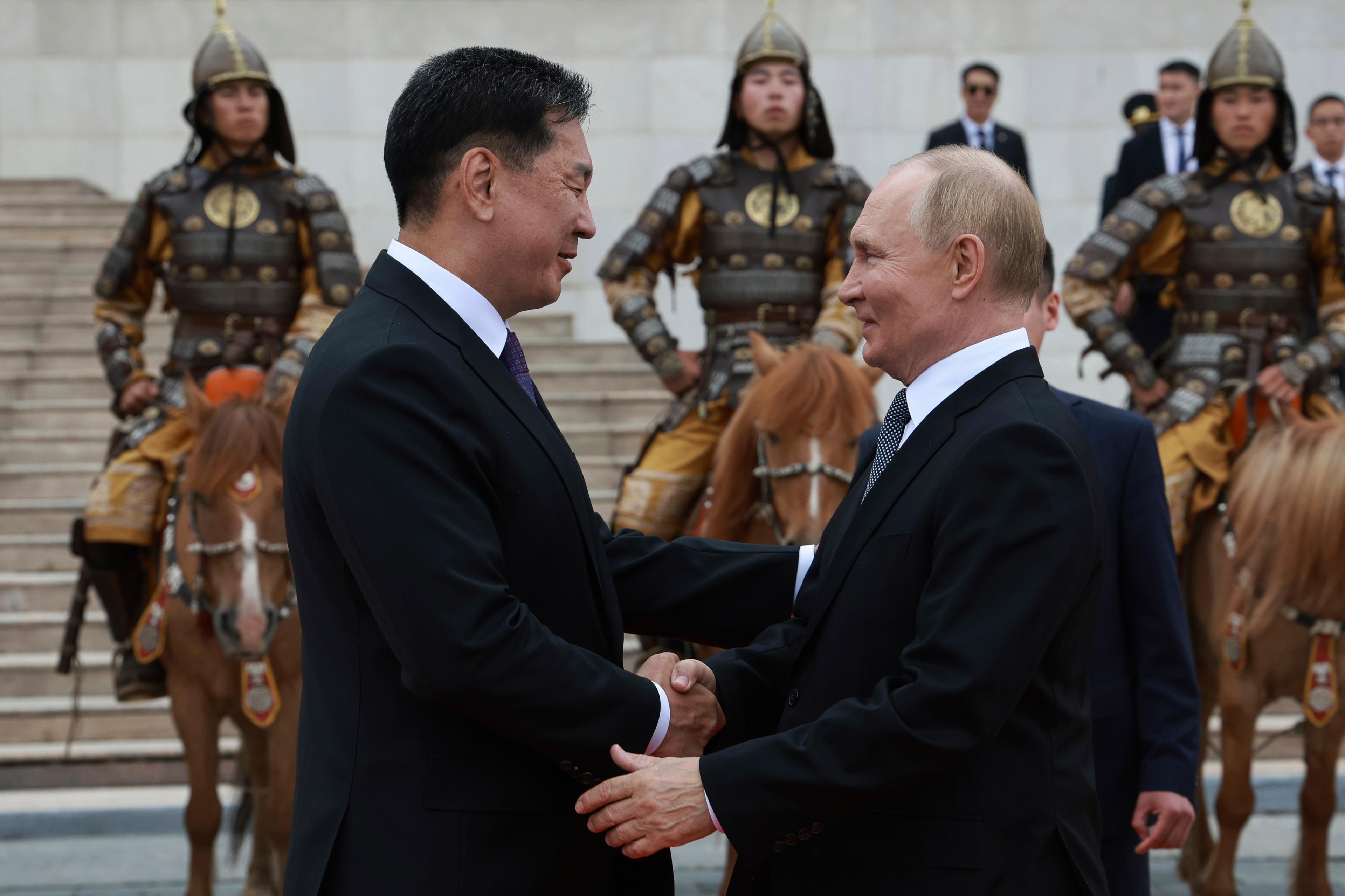 Rysslands president Vladimir Putin tillsammans med Mongoliets dito Khurelsukh Ukhnaa under en välkomstceremoni på Djingis khan-torget i Ulan Bator, också kallat Sukhbaatartorget. Foto: Vyacheslav Prokofyev/Sputnik/Kreml via AP/TT