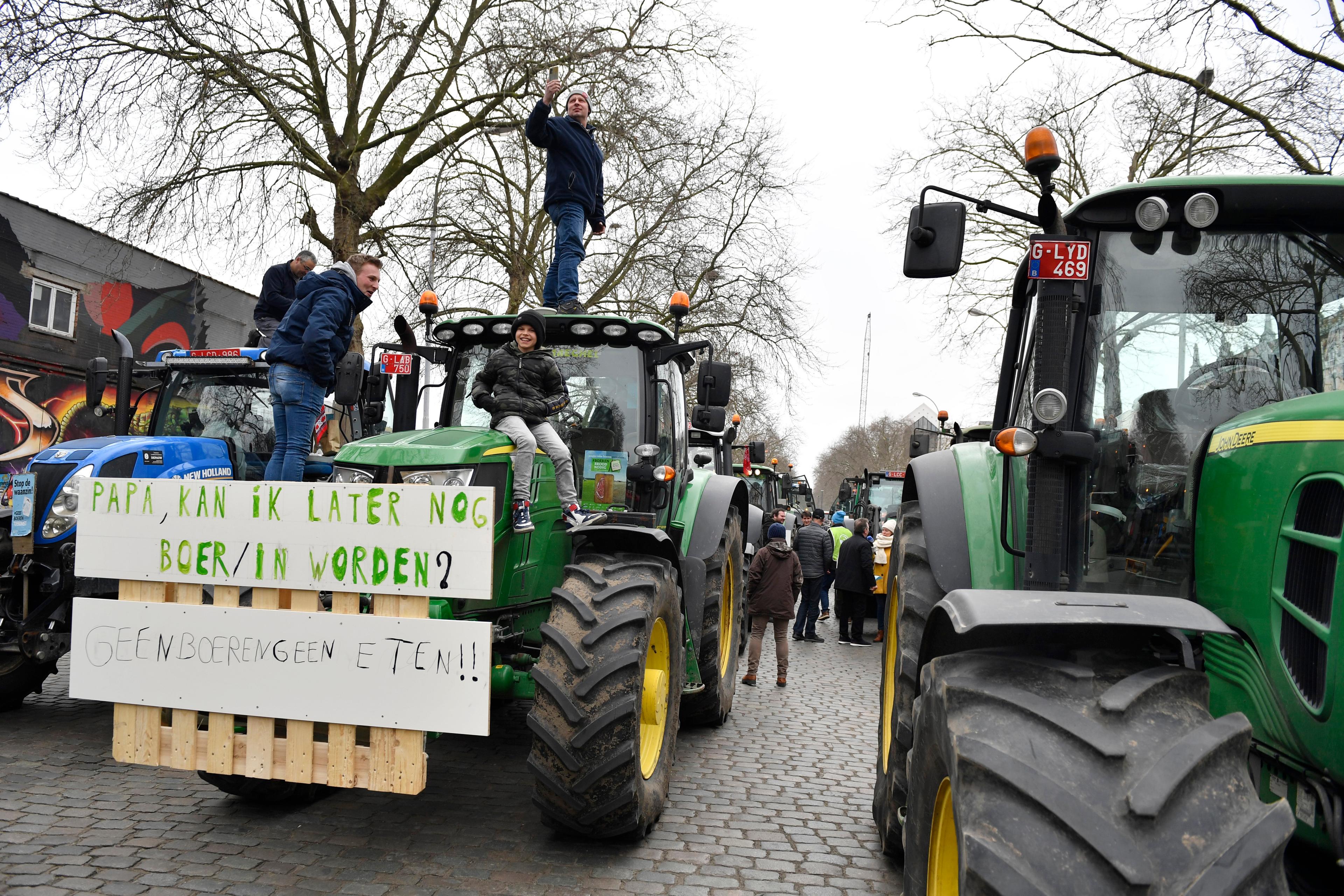 Ungdomar på traktorer under några av de stora bondeprotesterna i Bryssel i våras. Arkivbild. Foto: Geert Vanden Wijngaert/AP/TT