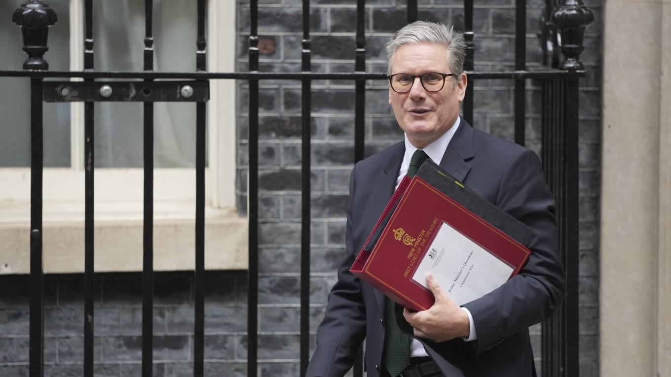 Storbritanniens premiärminister Keir Starmer på väg mot onsdagens frågestund i underhuset. Foto: Kin Cheung/AP/TT