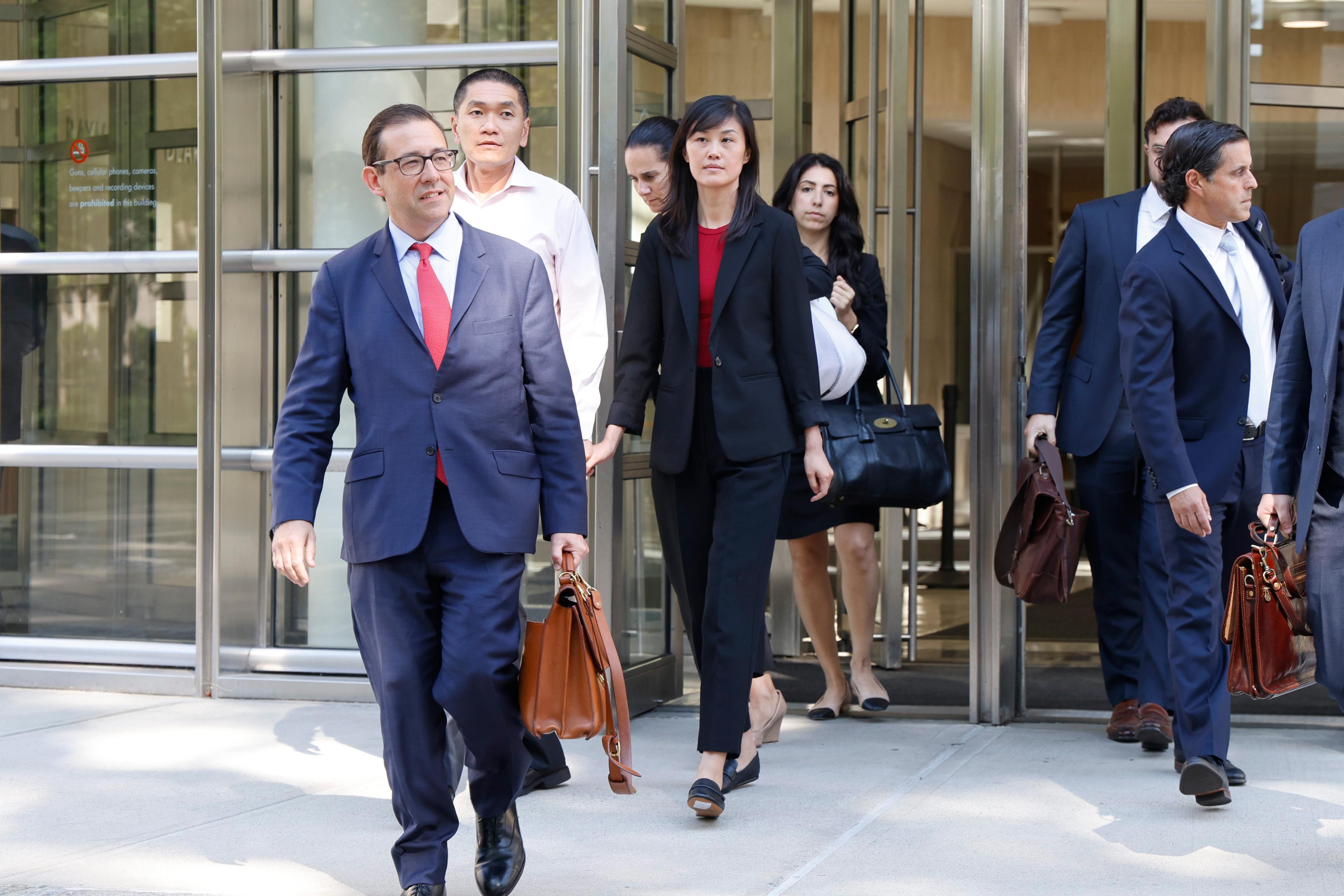 Linda Sun (i mitten) och hennes man Christopher Hu (andra personen från vänster) efter en inledande domstolsförhandling i en federal domstol i Brooklyn, New York. Foto: Corey Sipkin/AP/TT