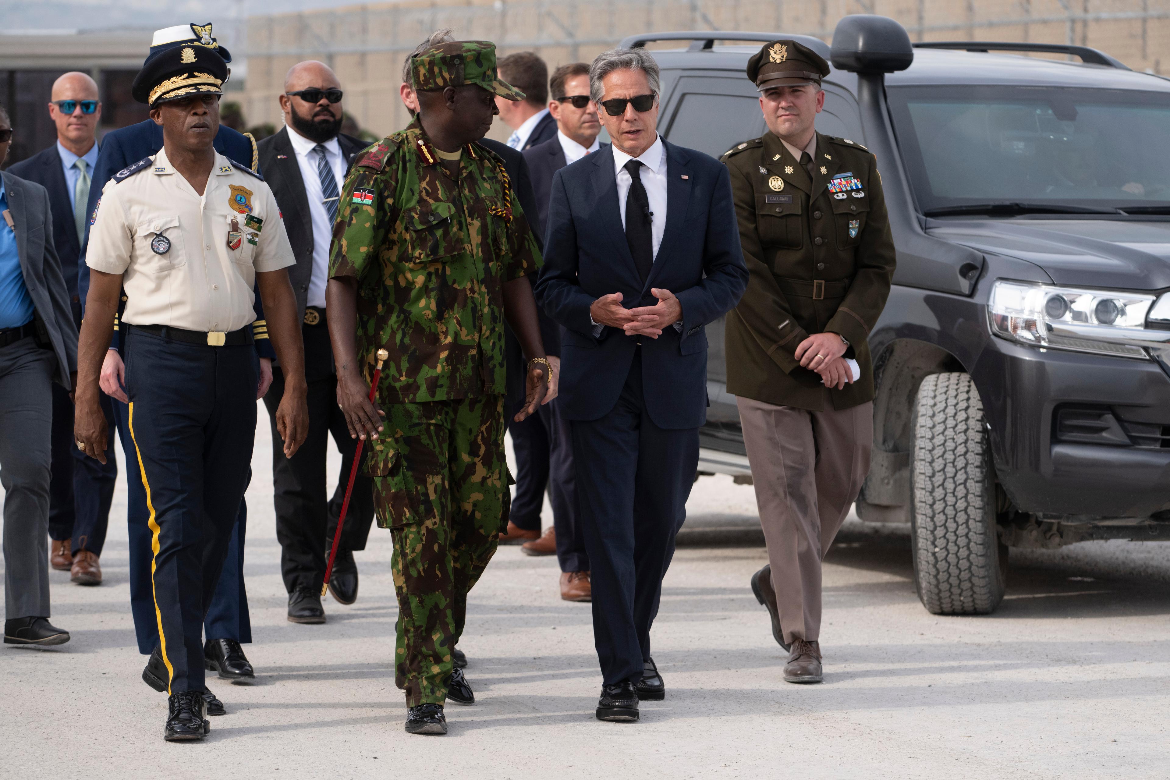 USA:s utrikesminister Antony Blinken tillsammans med Godfrey Otunge, chef för den multinationella polisinsatsen på Haiti, i Port-au-prince på torsdagen. Foto: Roberto Schmidt/AP/TT