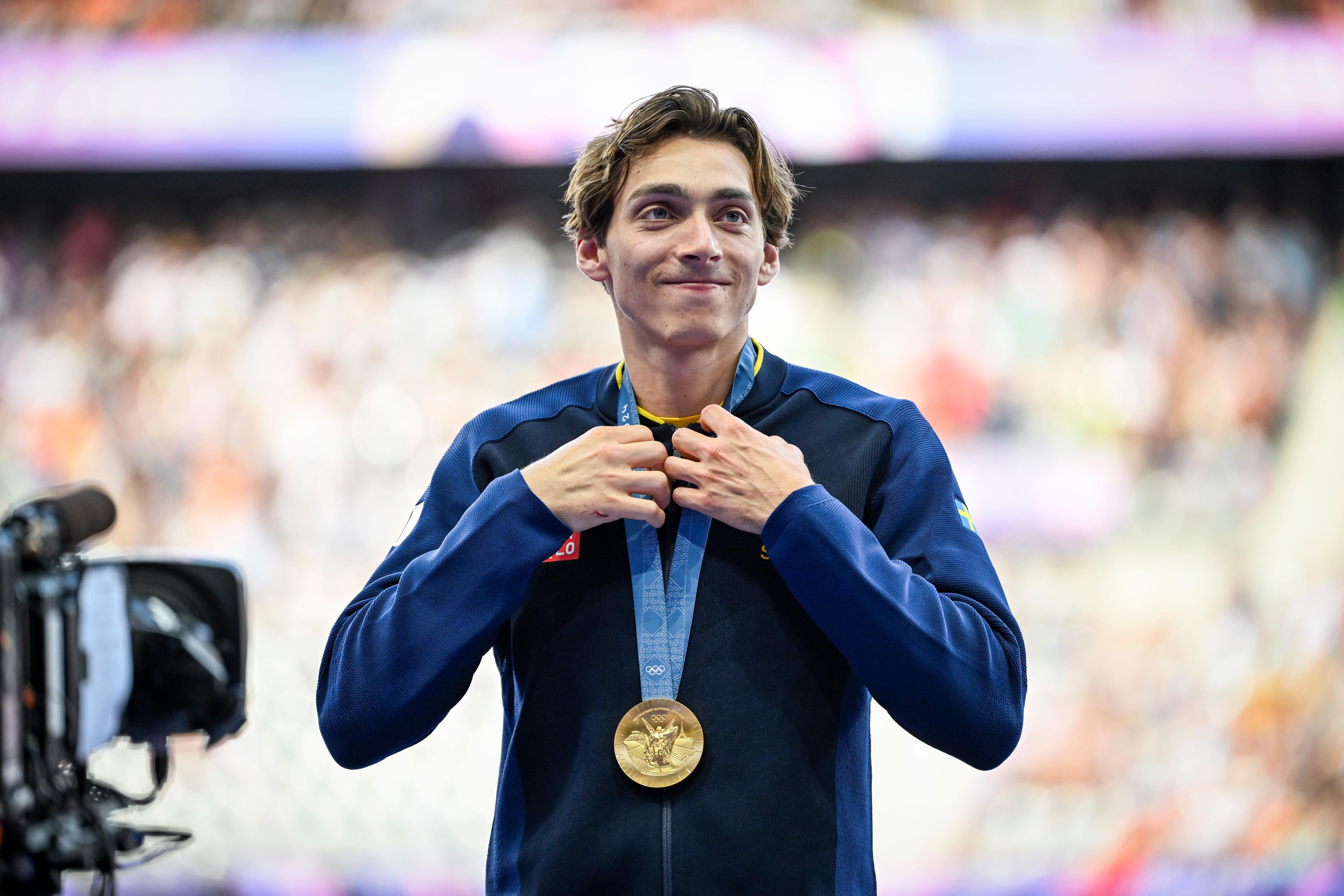 Armand Duplantis under medaljceremonin på Stade de France under sommar-OS i Paris. På lördagen tog sig stavhoppstjärnan tid att besöka Crans-Montana för att kolla in herrarnas Europatourtävling i golf. Arkivbild. Foto: Jessica Gow/TT