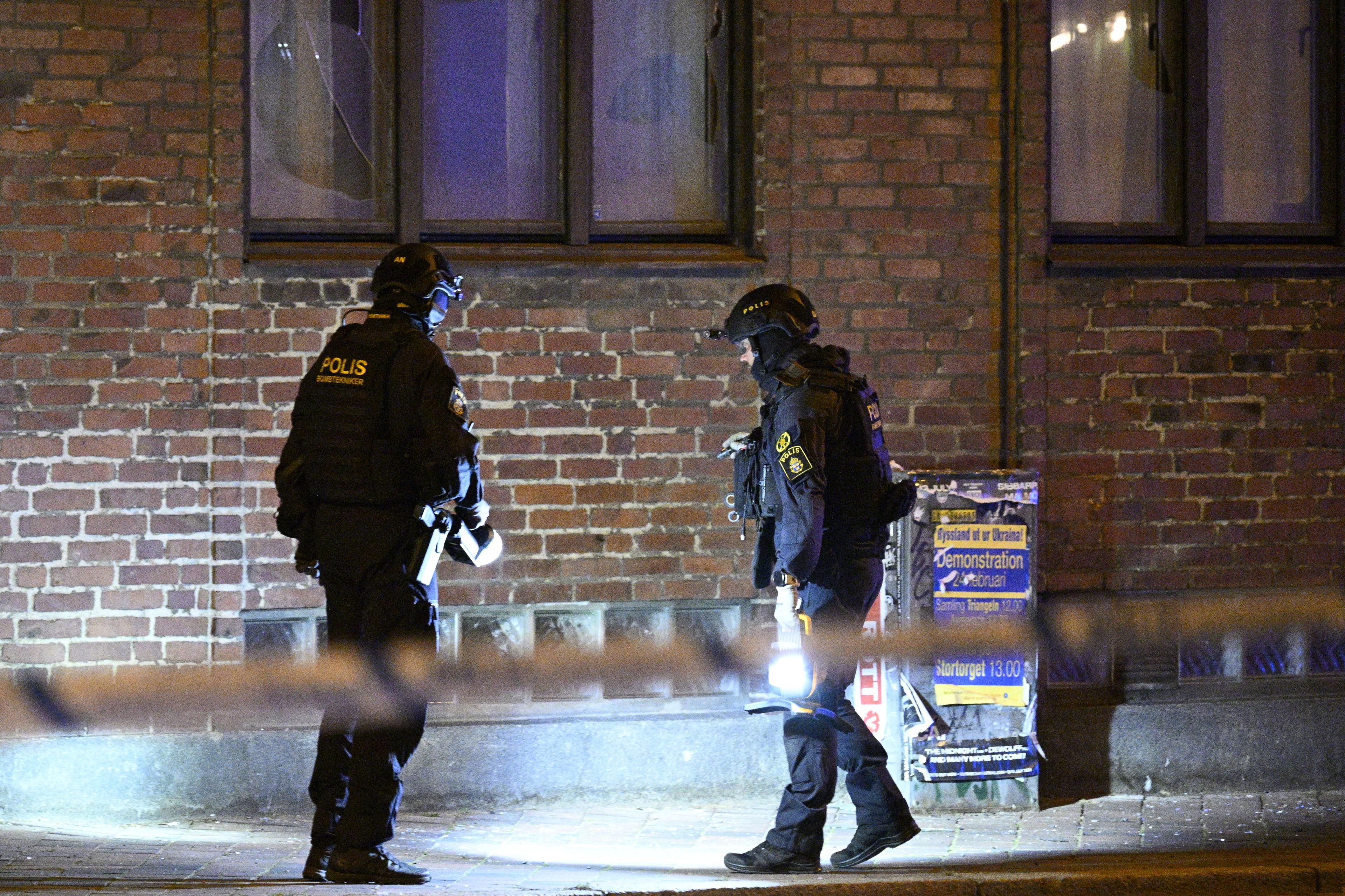 Polisens bombtekniker på plats på Amiralsgatan i centrala Malmö efter larm om en detonation strax efter midnatt natten till lördag. Foto: Johan Nilsson/TT