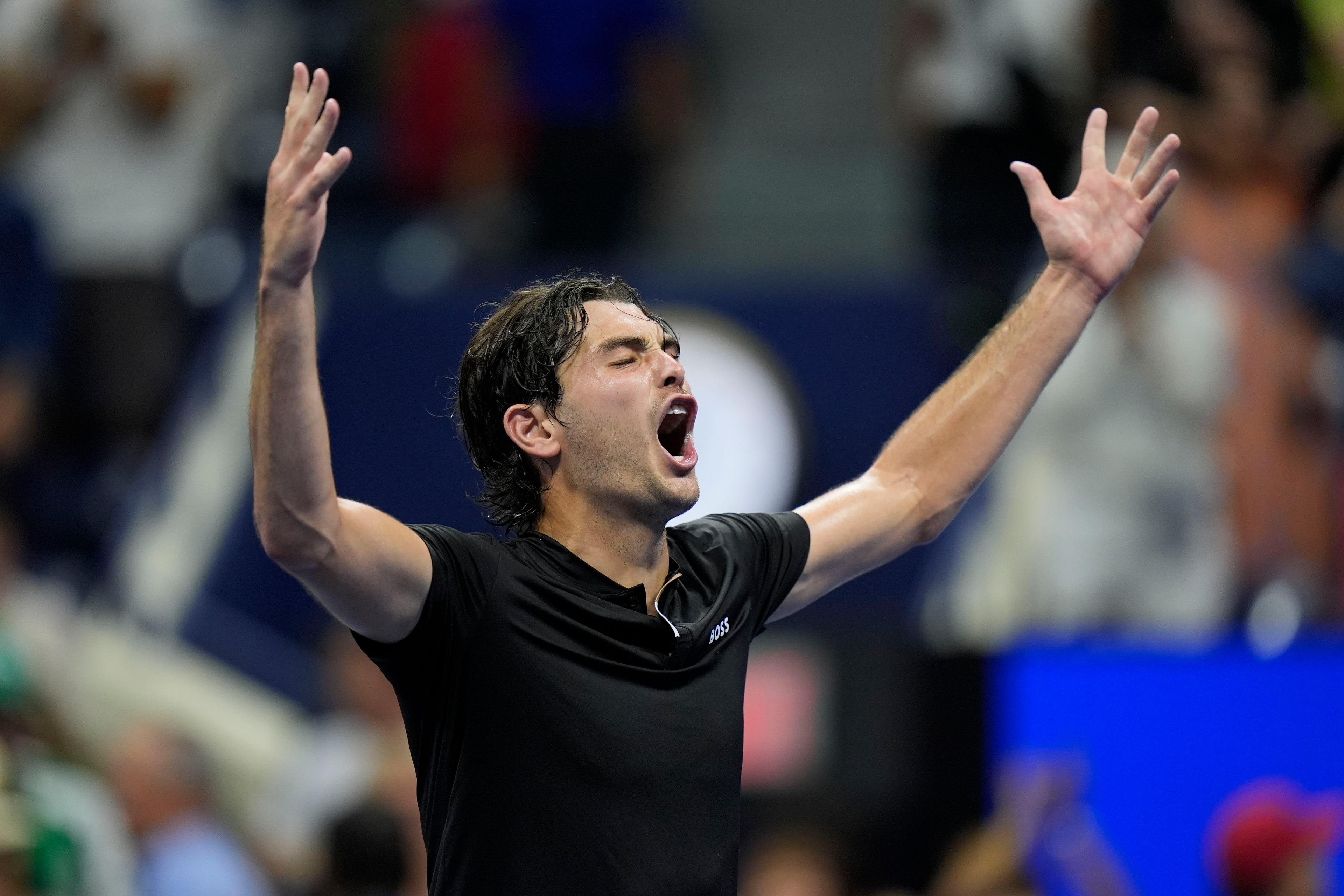 Det blir amerikanen Taylor Fritz som får ta sig an världsettan Jannik Sinner i helgens final i US Open. Foto: Seth Wenig/AP/TT