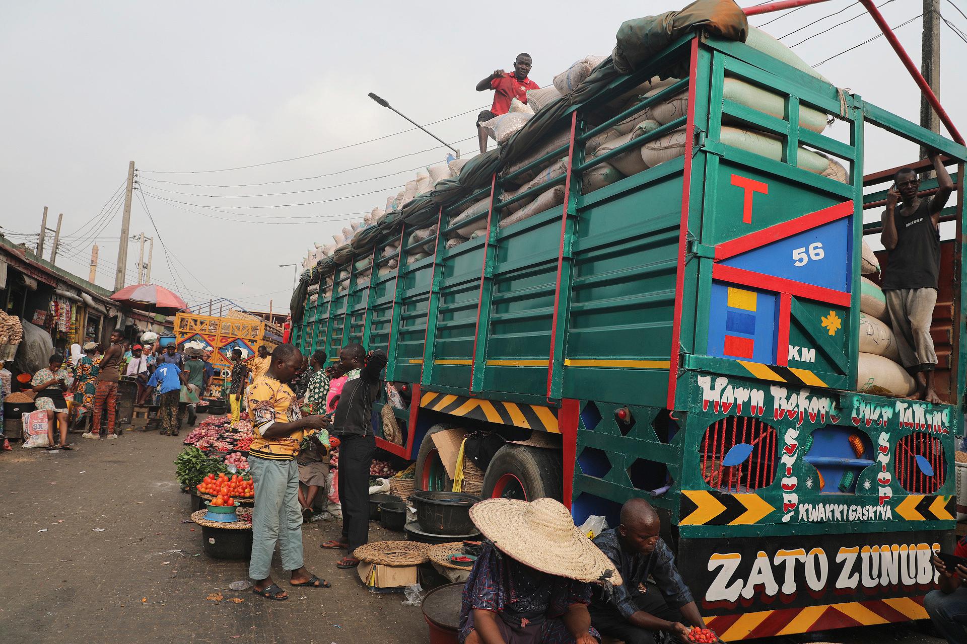 Trafikolyckor med överlastade lastbilar, tankbilar och transportfordon är återkommande i Nigeria. Arkivbild. Foto: Mansur Ibrahim/AP/TT