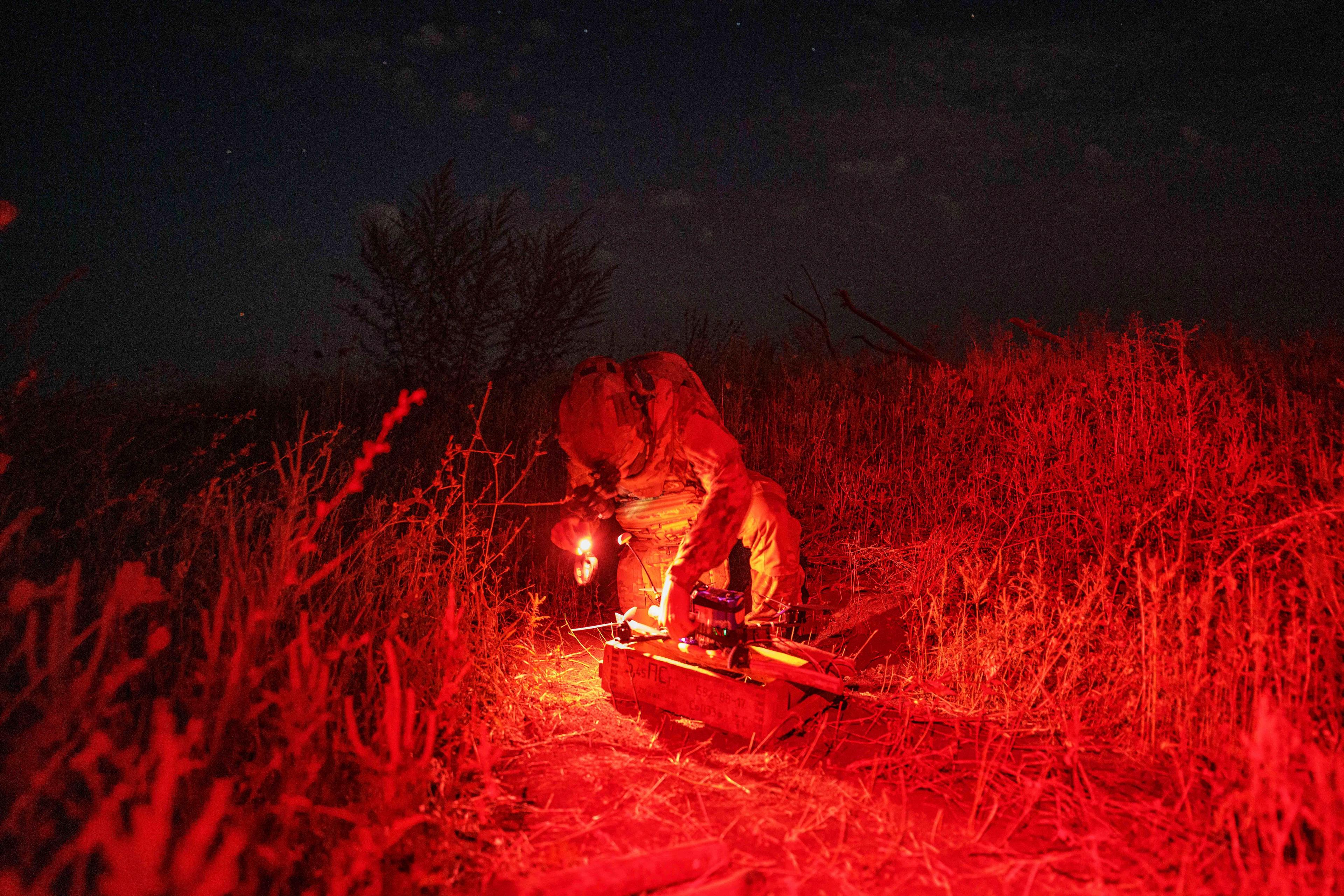 En ukrainsk soldat förbereder en drönare som ska flygas över ryska militära krigsställningar i Kharkiv. Bilden är från slutet av augusti i år. Foto: Evgeniy Maloletka/AP/TT