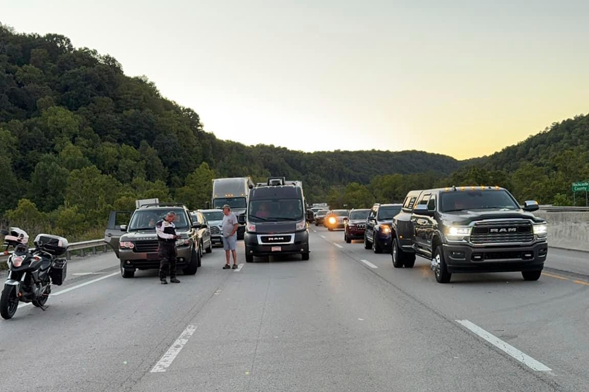 Räddningstjänsten stängde under ett antal timmar av motorvägen I-75 norr om staden London i delstaten Kentucky i USA på grund av en masskjutning vid vägen. Foto: Camden Mink/AP/TT