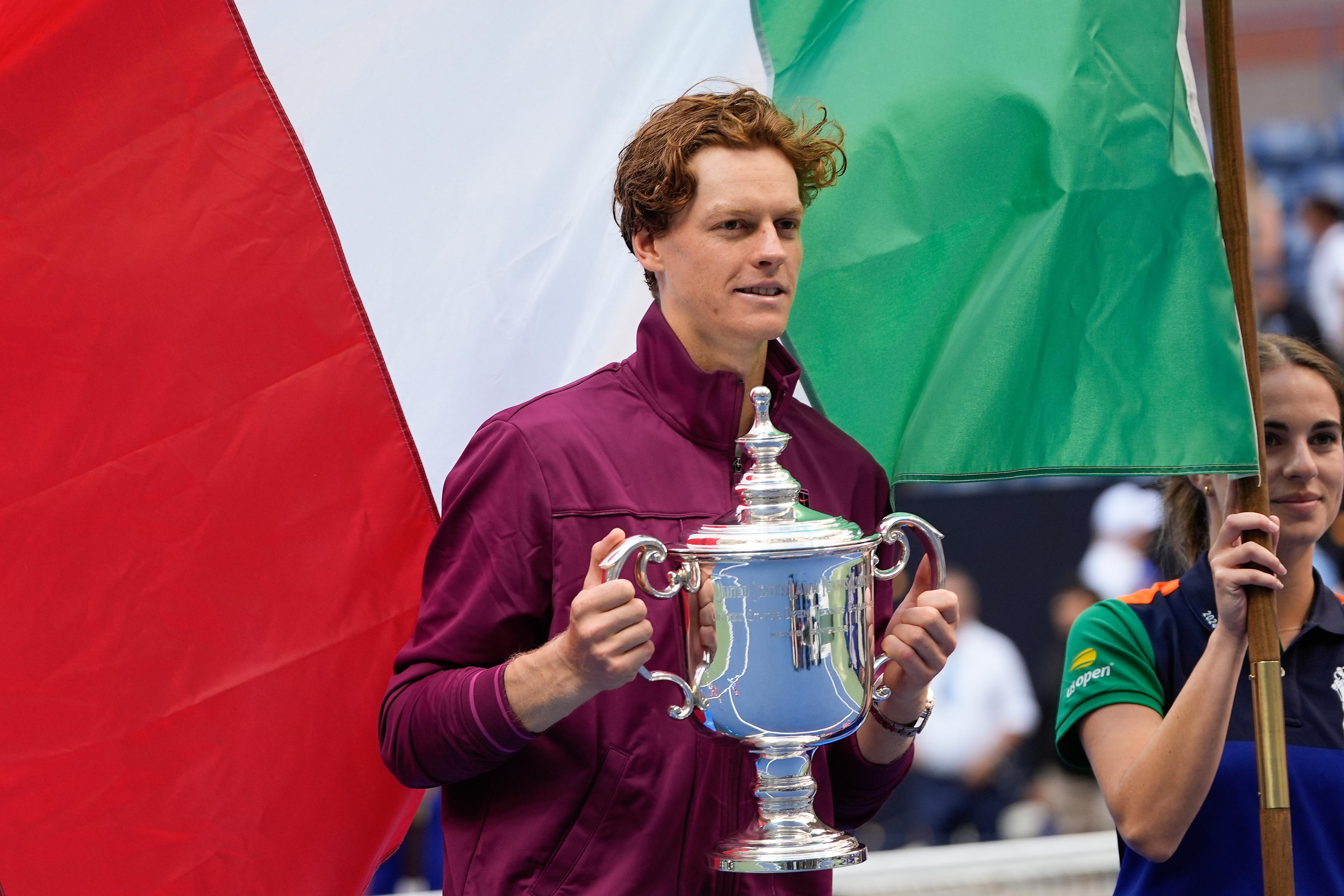 Jannik Sinner med US Open-pokalen. Foto: Julia Nikhinson/AP/TT