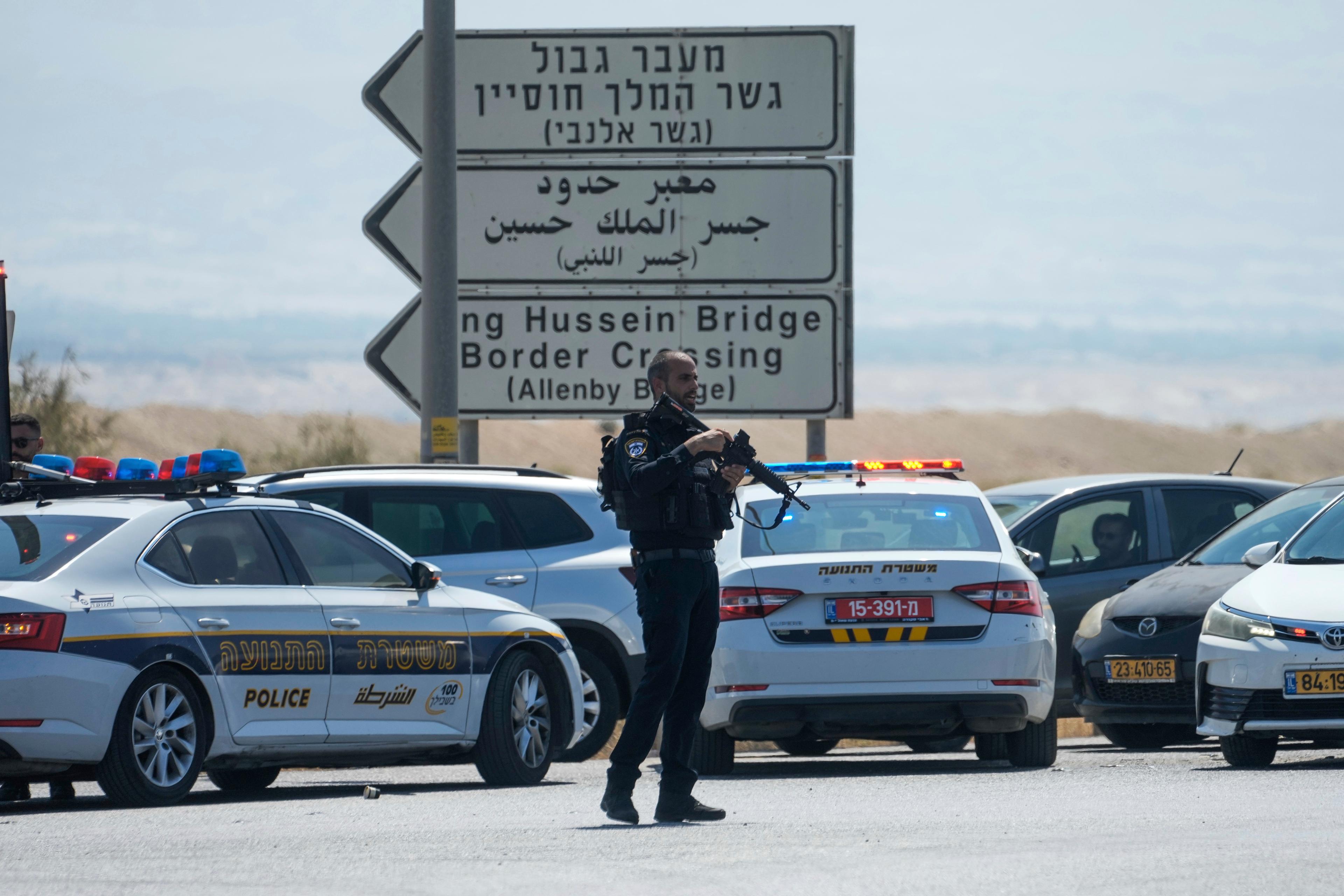 Israelisk polis vid gränsövergången Allenby mellan Västbanken och Jordanien, där tre israeler sköts ihjäl på söndagen. Foto: Mahmoud Illean/AP/TT