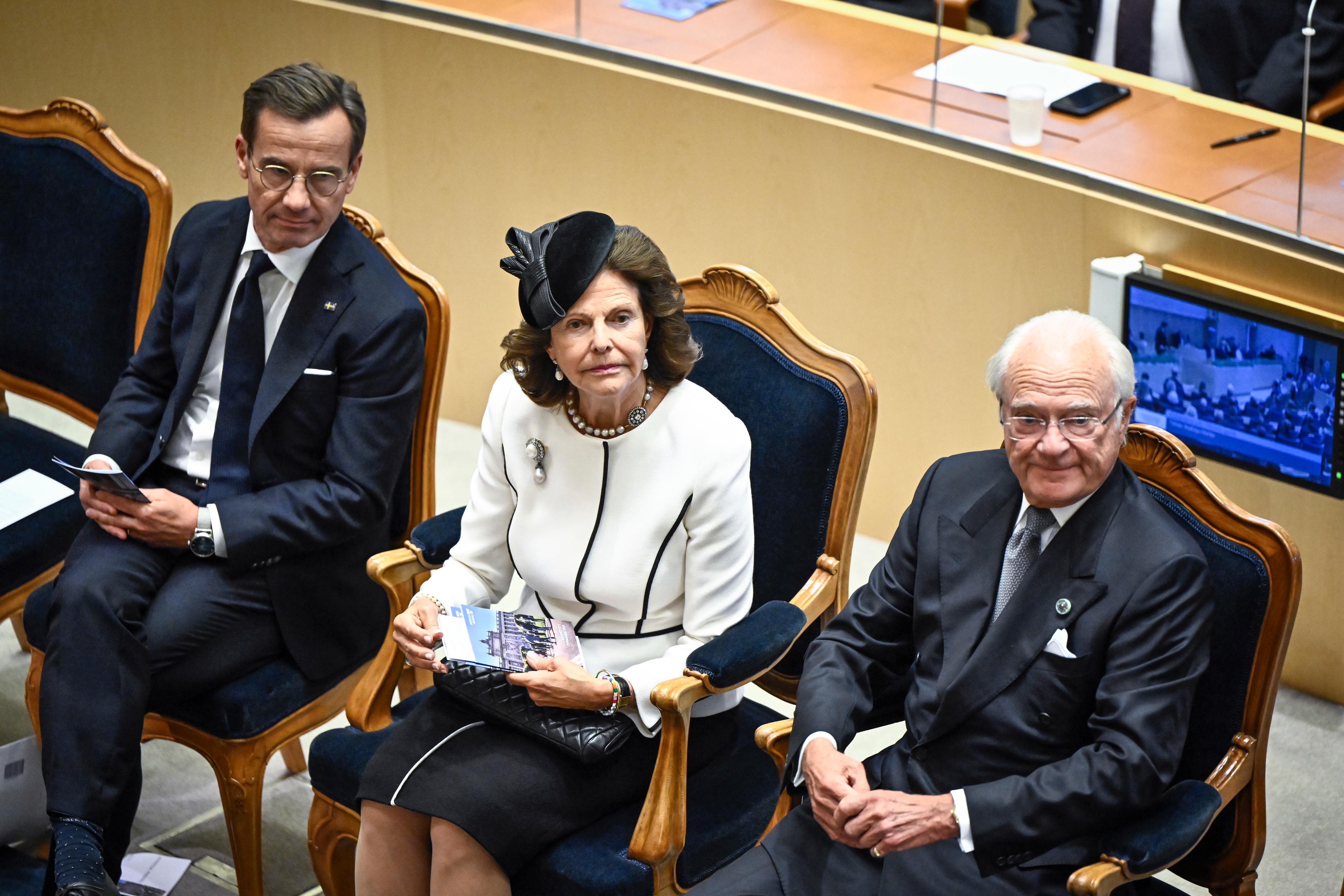 Statsminister Ulf Kristersson (M), drottning Silvia och kung Carl Gustaf vid riksmötets öppnande i riksdagens kammare. Foto: Christine Olsson/TT