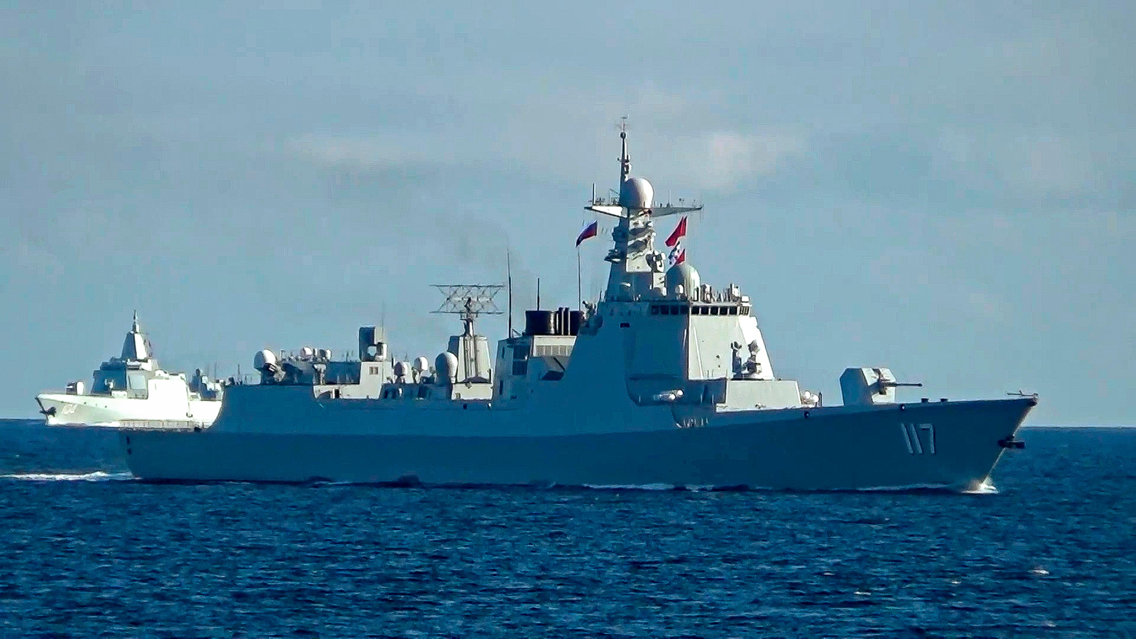 Ryska och kinesiska stridsfartyg syns i Japanska havet under militärövningen Ocean-24. Foto: Ryska försvarsdepartements pressavdelning via AP/TT