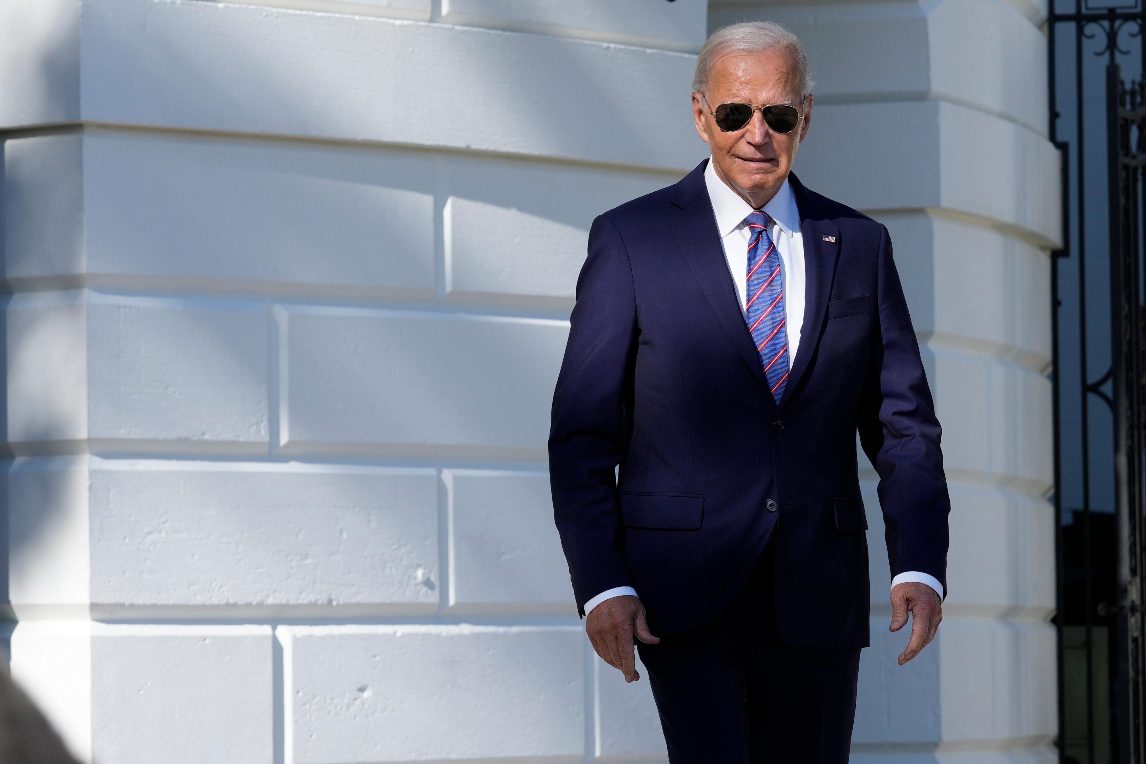 USA:s president Joe Biden säger att USA arbetar med frågan om Ukraina ska få mer långdistansvapen och tillåtelse att använda dem mot mål långt in i Ryssland. Foto: Susan Walsh/AP/TT