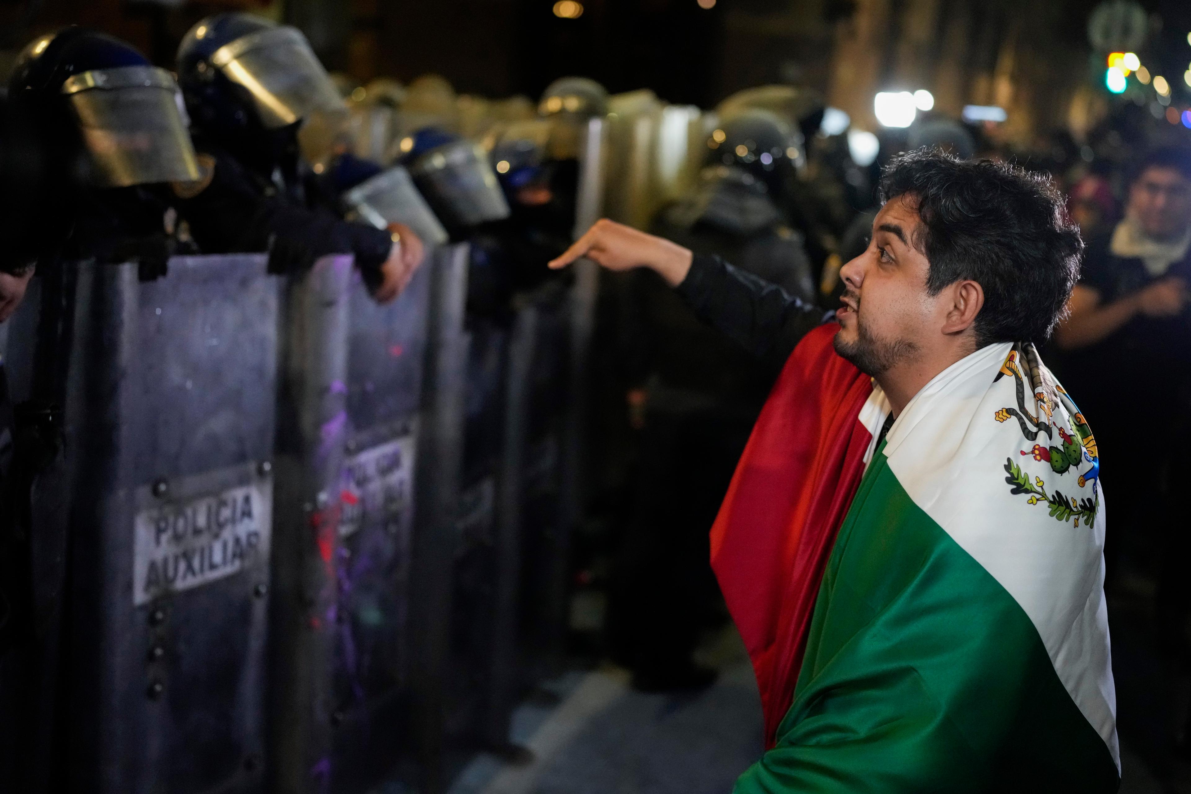 Domstolspersonal argumenterar med polis under en protest mot regeringens rättsreform utanför senaten i Mexico City. Foto: Eduardo Verdugo/AP/TT