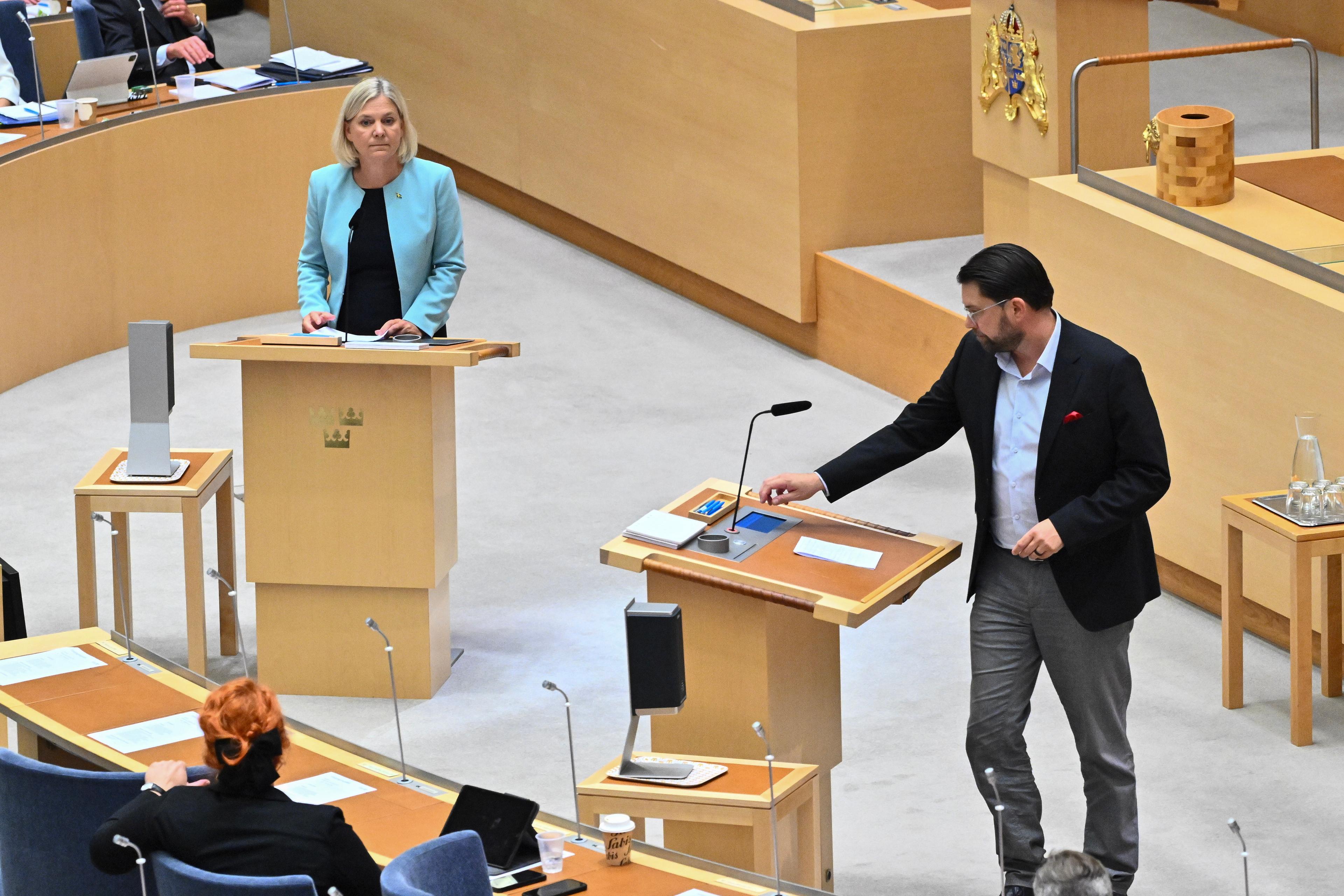 Socialdemokraternas partiledare Magdalena Andersson (S) och Sverigedemokraternas partiledare Jimmie Åkesson (SD) debatterar. Foto: Claudio Bresciani/TT