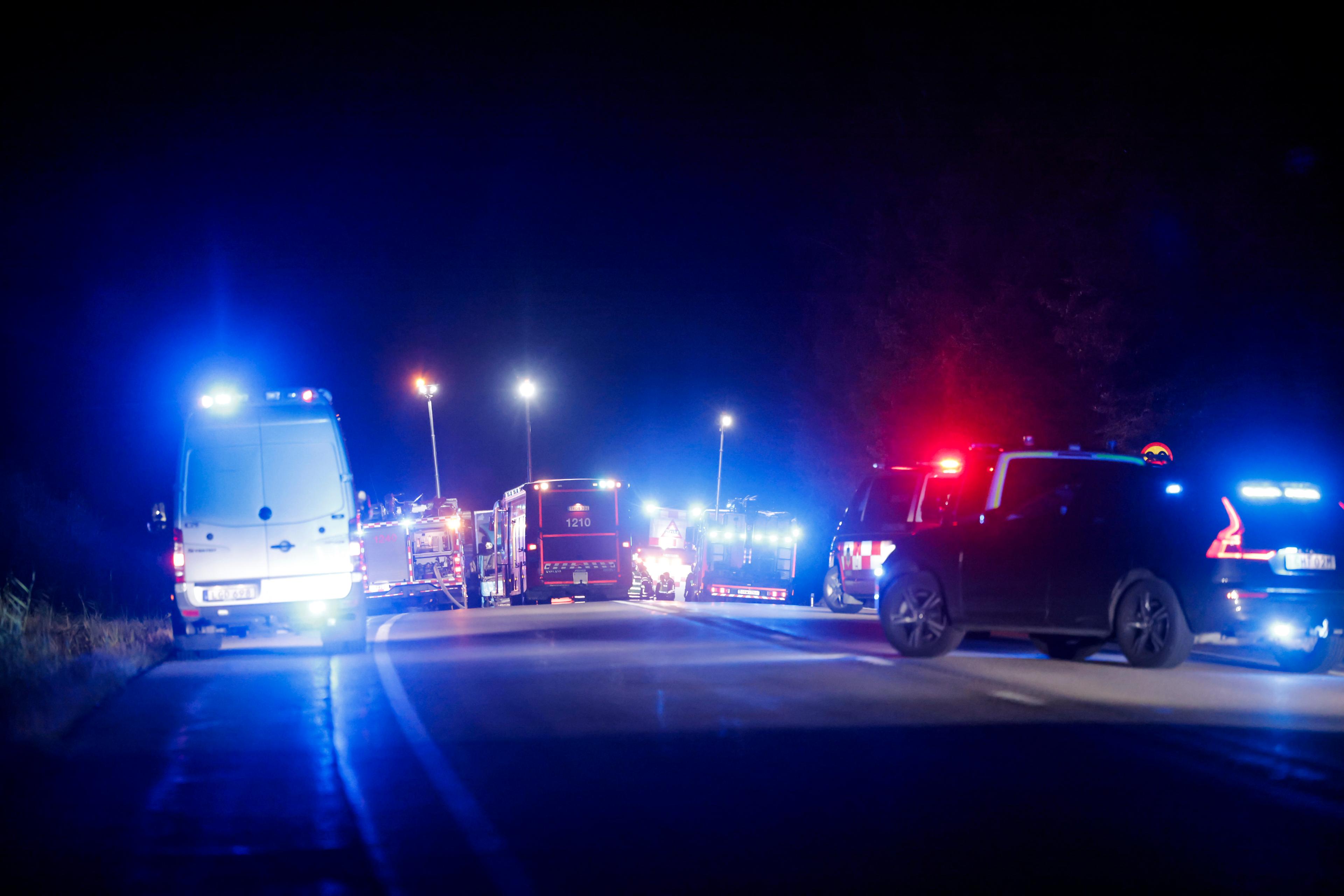 Polis och räddningstjänst på plats där en lastbil och en skåpbil krockat utanför Götlunda i Örebro län. Foto: Pavel Koubek/TT