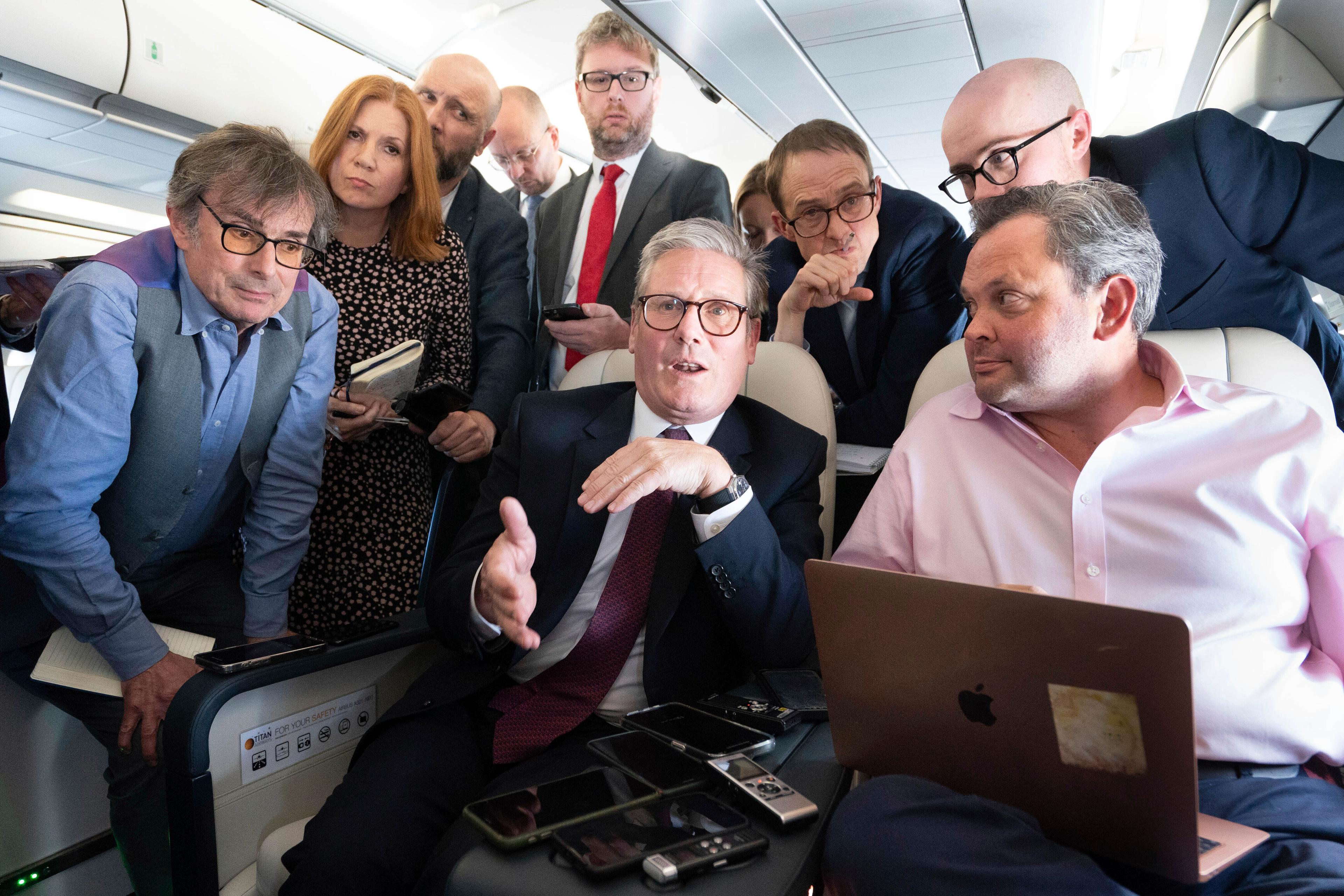 Keir Starmer ombord på sitt flygplan inför fredagens möte med president Joe Biden i Washington. Foto: Stefan Rousseau/Pool via AP