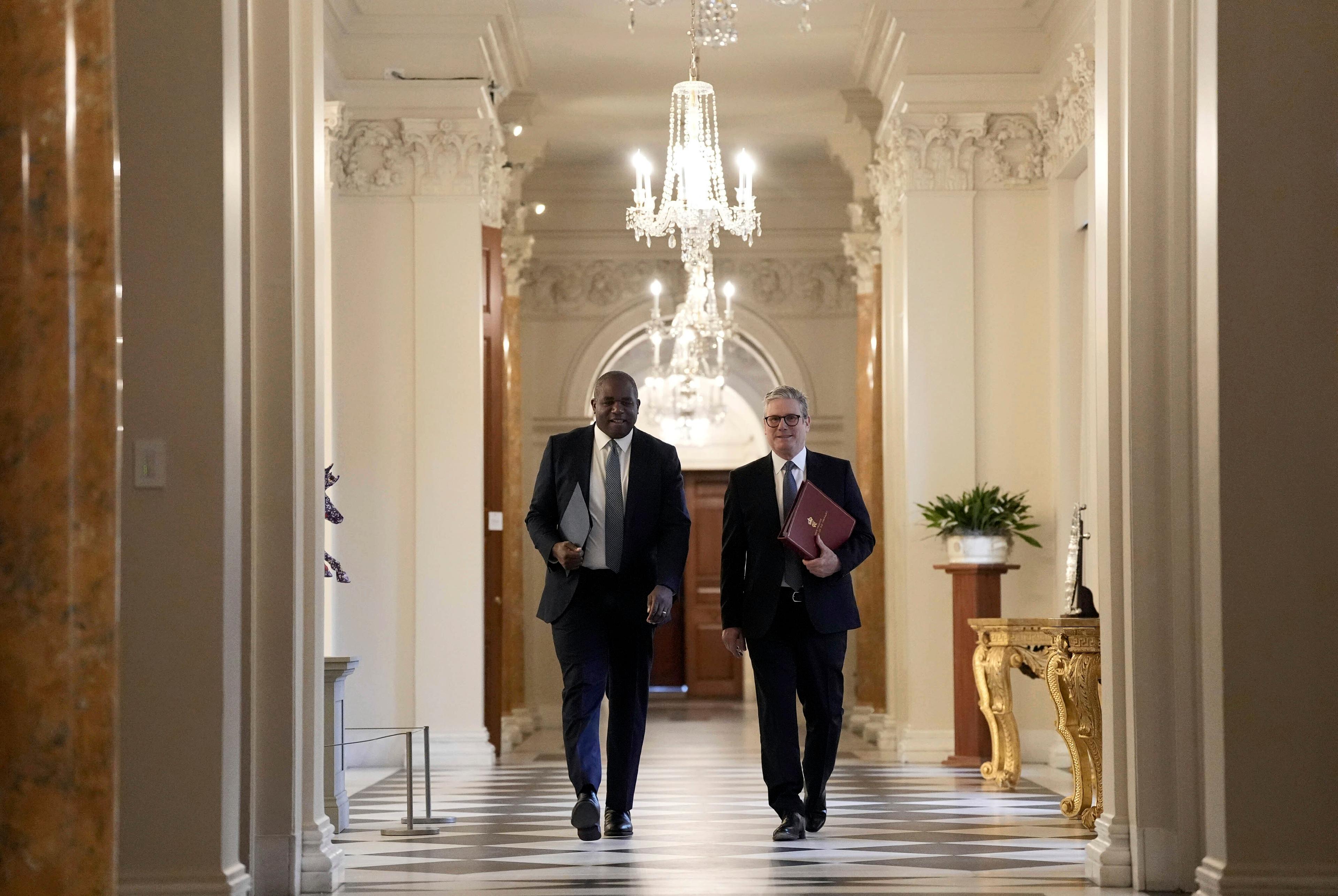 Storbritanniens premiärminister Keir Starmer och utrikesminister David Lammy i det brittiska residenset i Washington. Foto: Stefan Rousseau/Pool via AP/TT