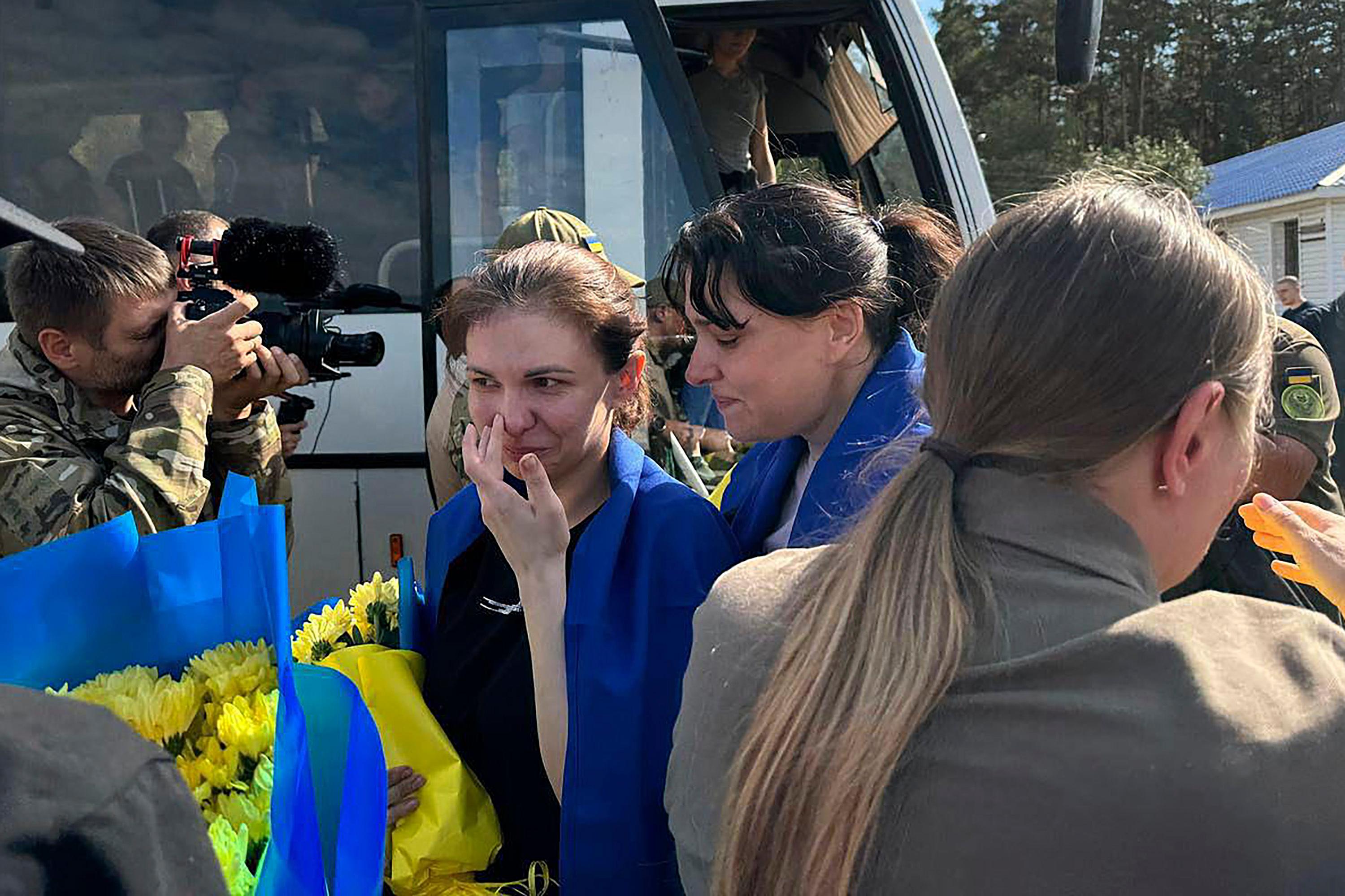 Utväxlade ukrainska krigsfångar tas emot vid hemkomst till Ukraina på fredagen. Foto: Ukrainas presidentkansli via AP/TT